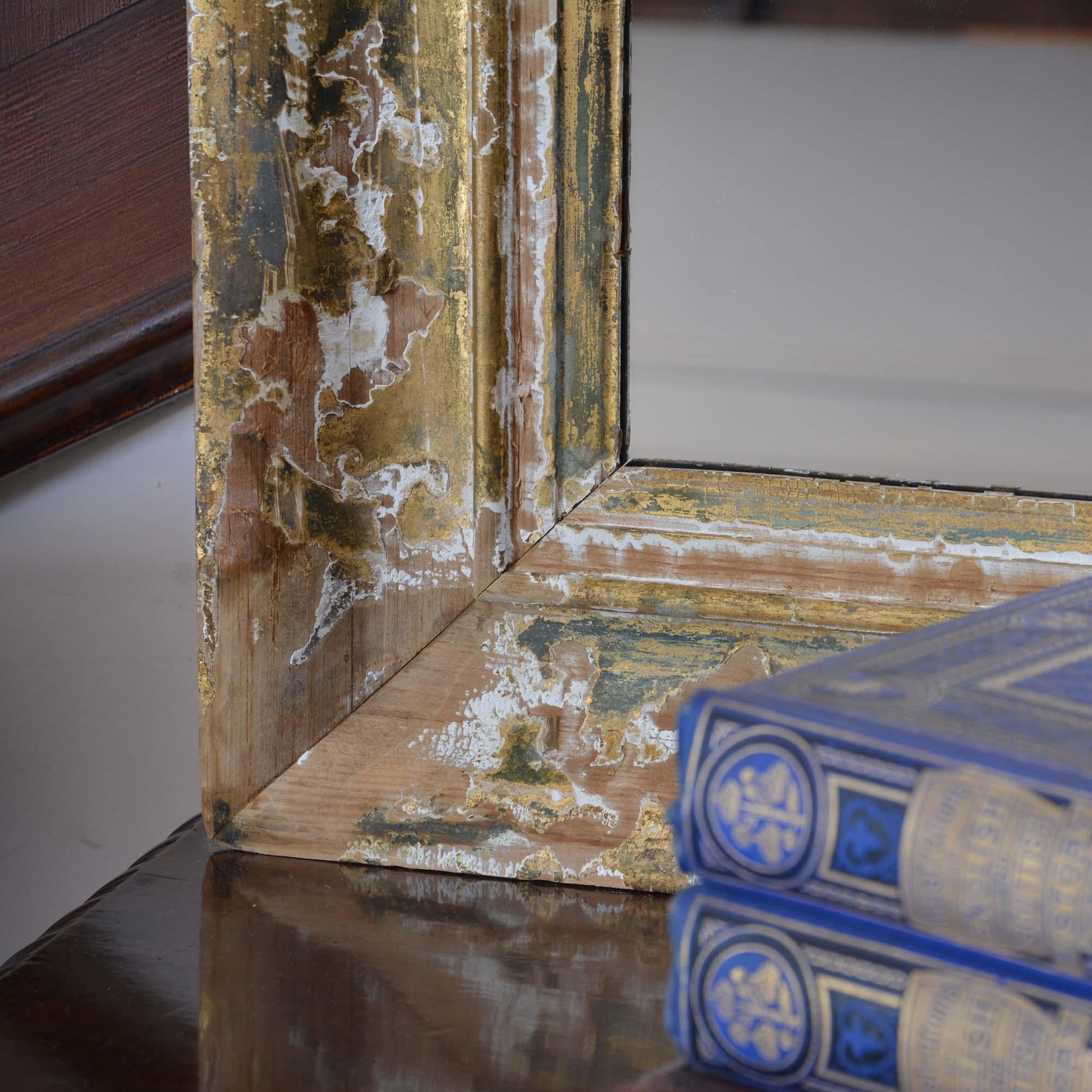 XIX secolo Specchio d'epoca con cornice dorata del 19° secolo, con effetto invecchiato in vendita