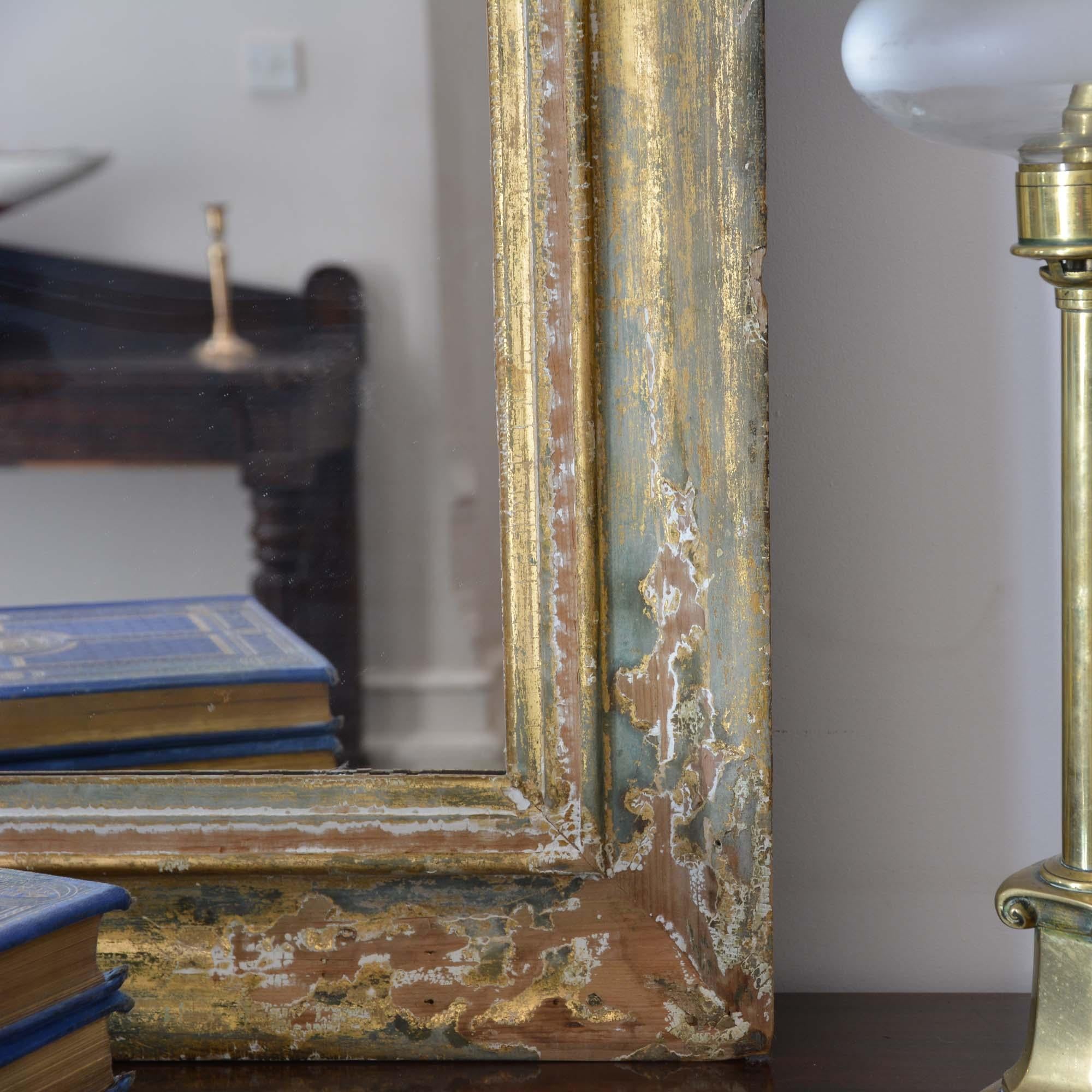 Legno dorato Specchio d'epoca con cornice dorata del 19° secolo, con effetto invecchiato in vendita