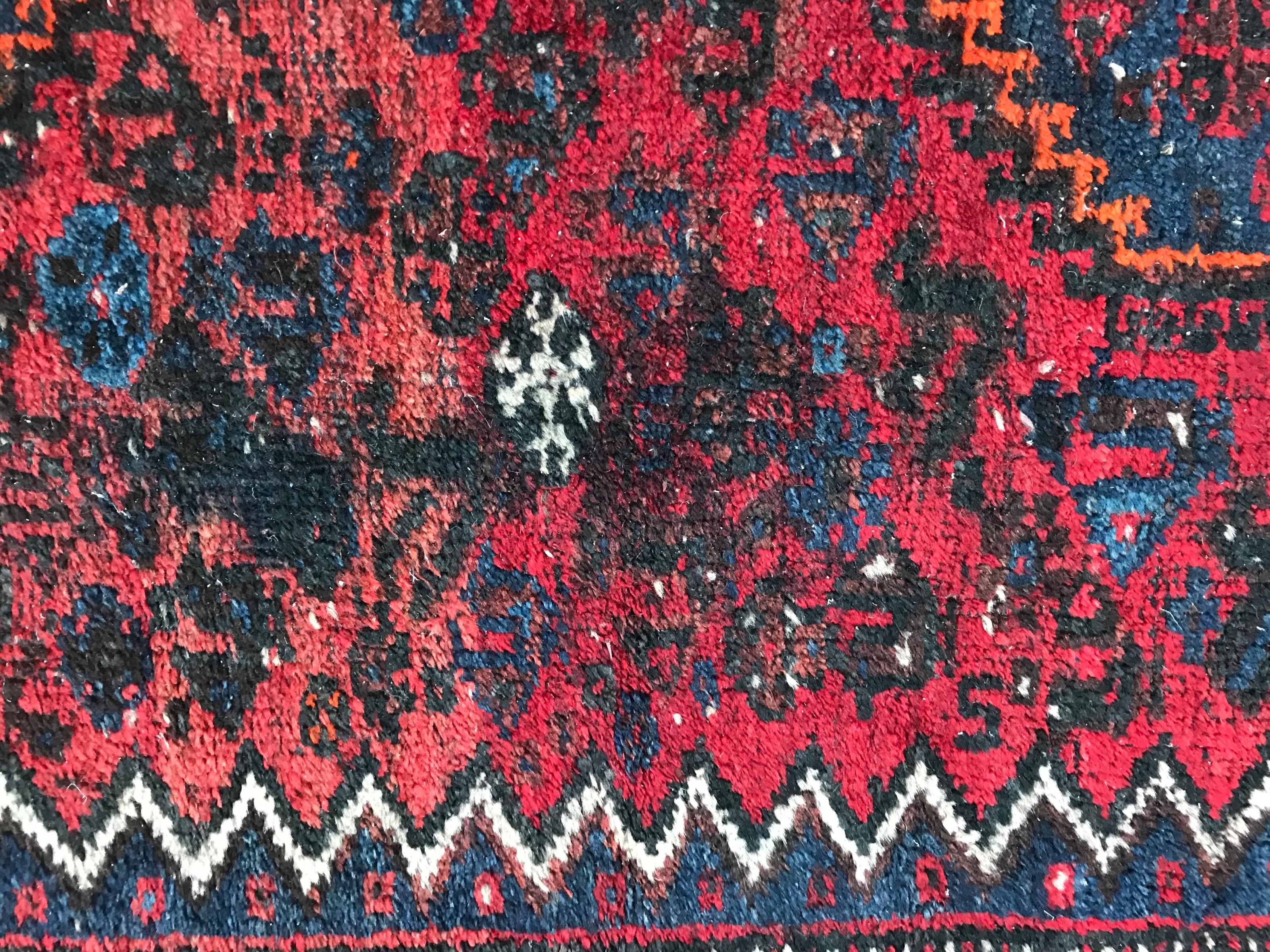 Alfombra kurda del siglo XX desgastada en Bastante bueno estado para la venta en Saint Ouen, FR