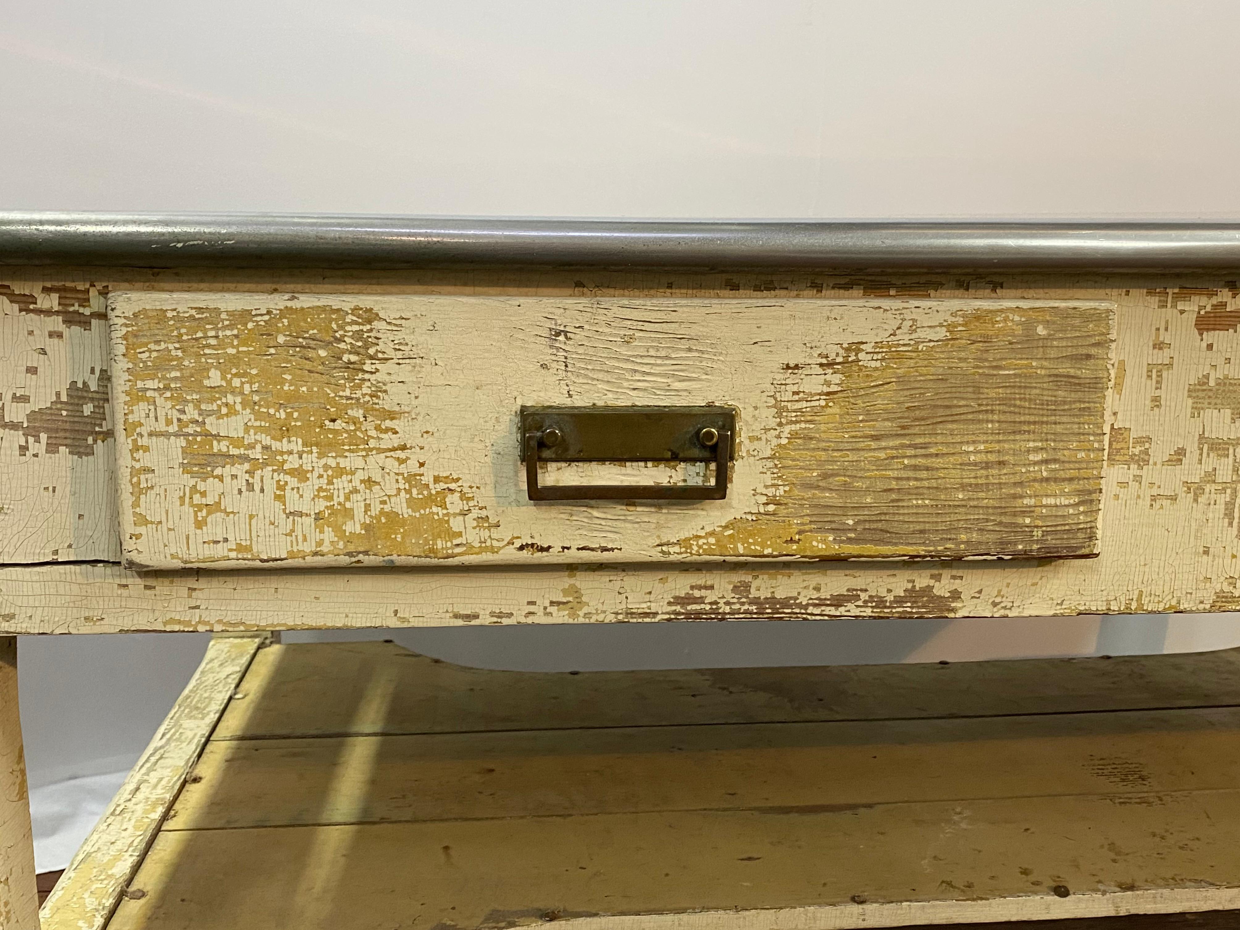 Distressed und verwitterte große Edelstahlplatte Land Küche Arbeitstisch im Angebot 4