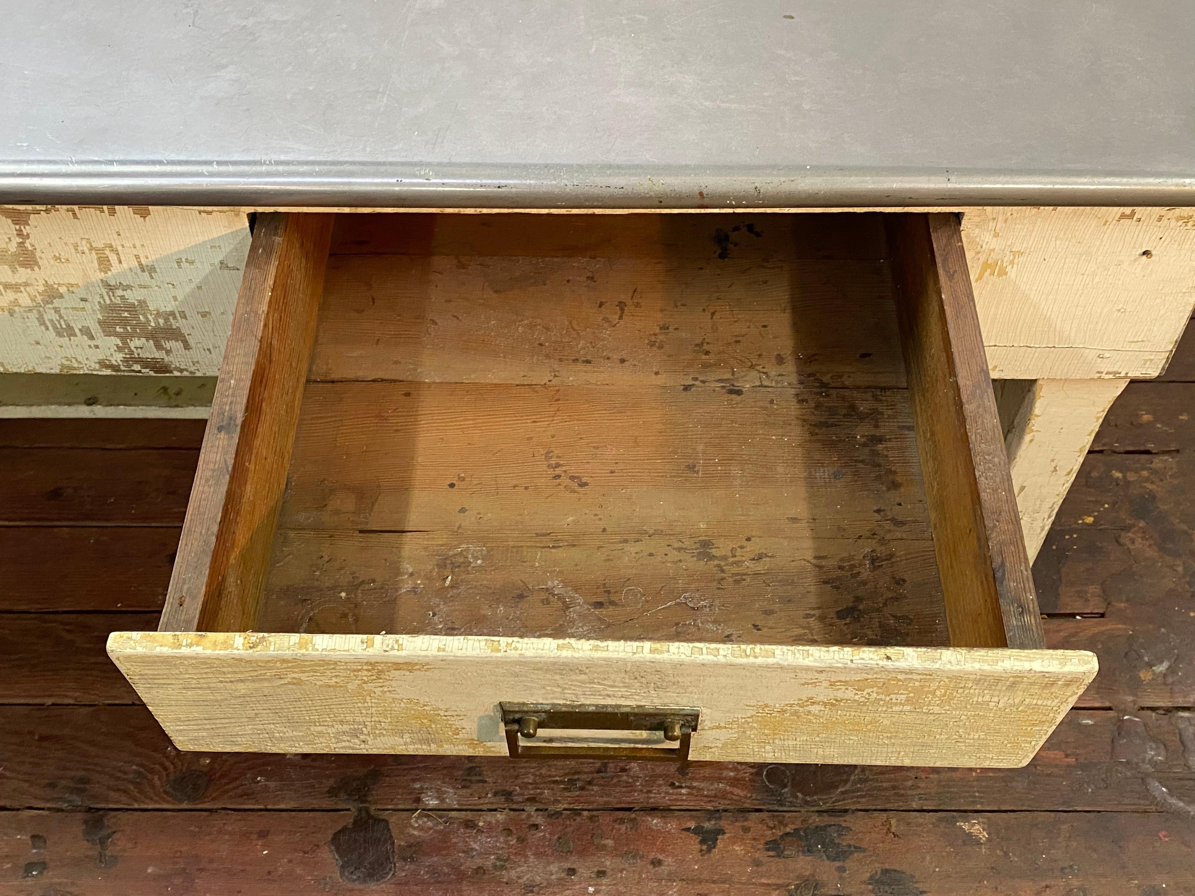 Distressed und verwitterte große Edelstahlplatte Land Küche Arbeitstisch im Angebot 6