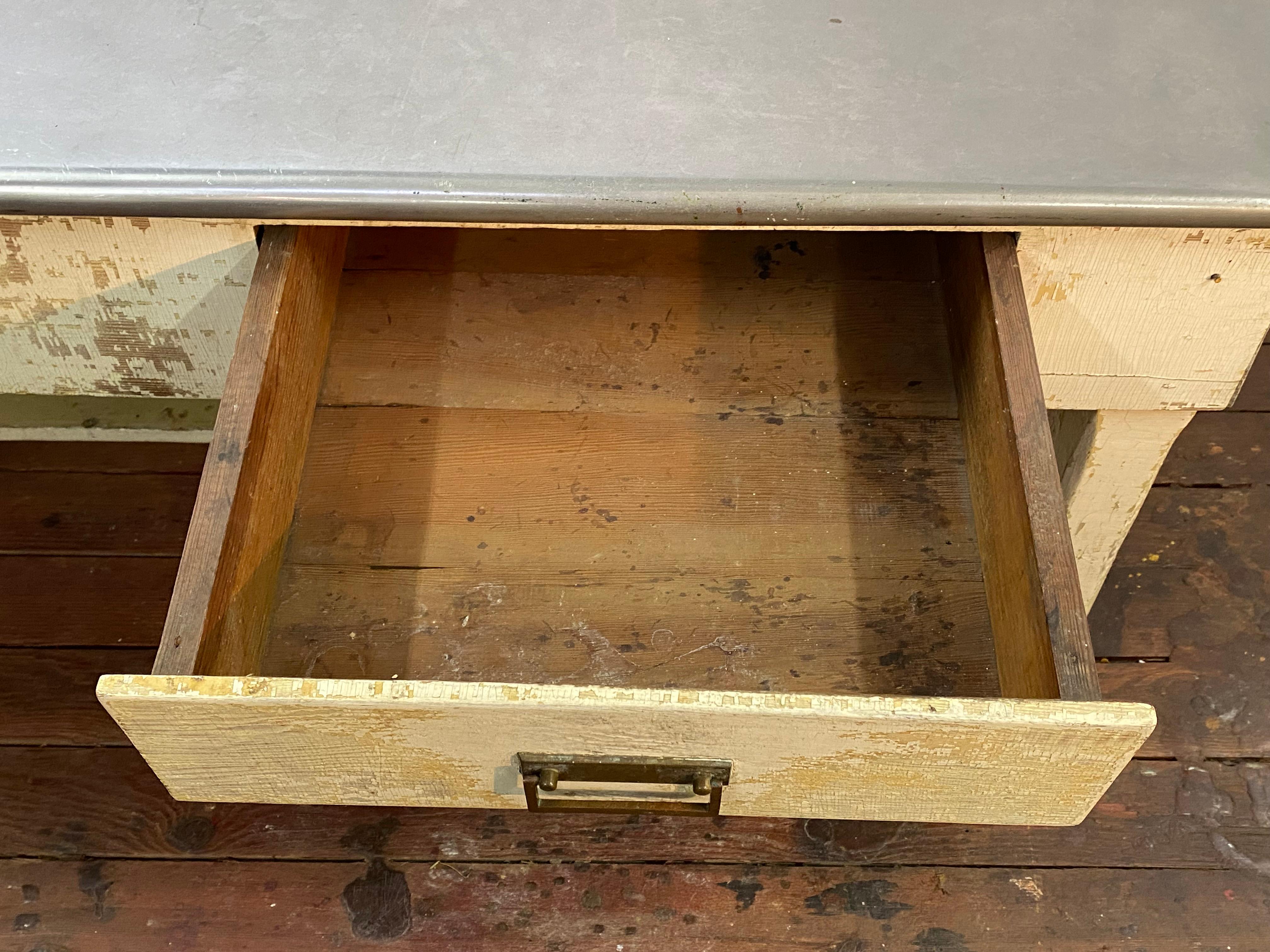 Distressed und verwitterte große Edelstahlplatte Land Küche Arbeitstisch im Angebot 7