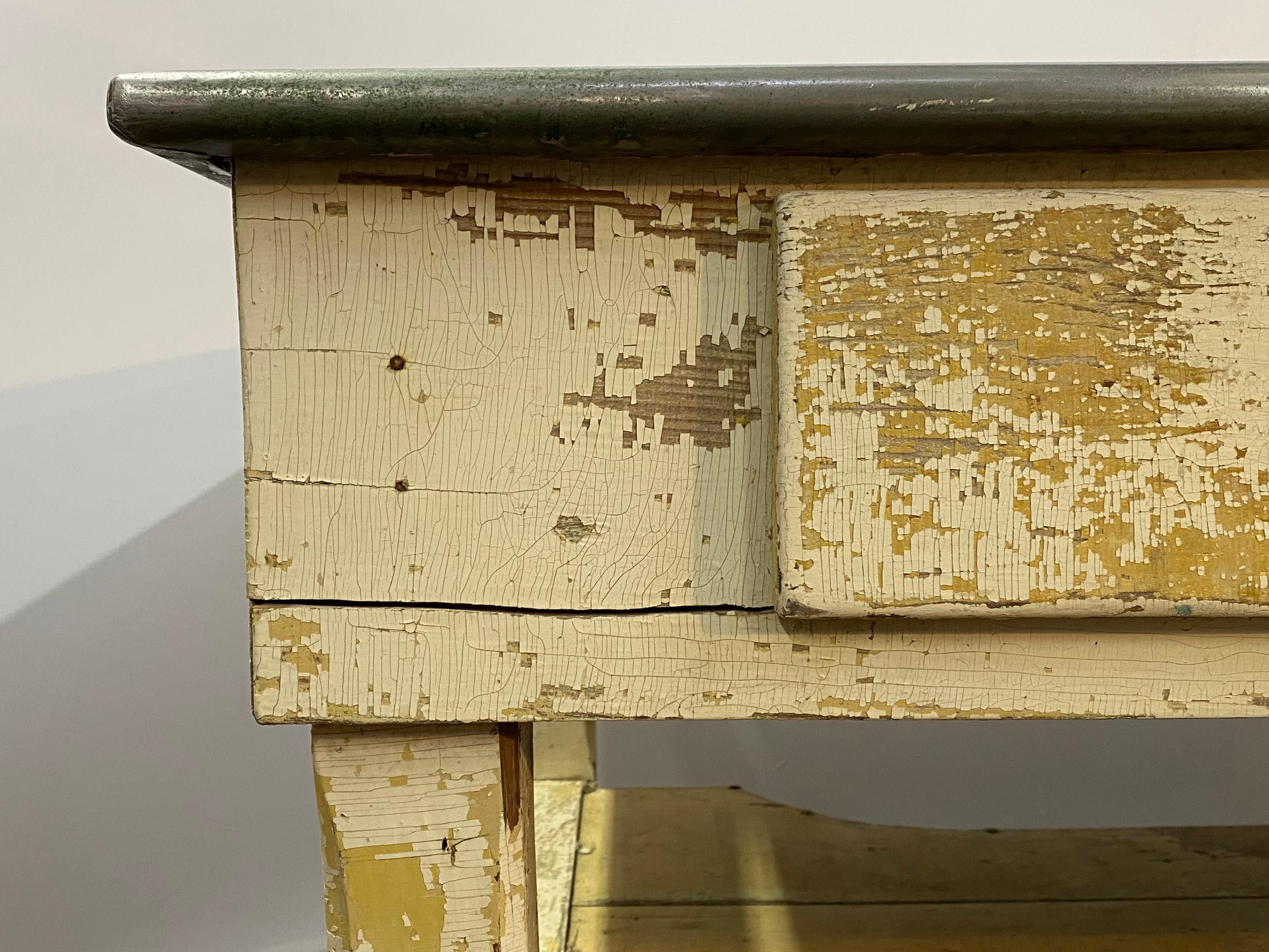 Distressed und verwitterte große Edelstahlplatte Land Küche Arbeitstisch im Angebot 9