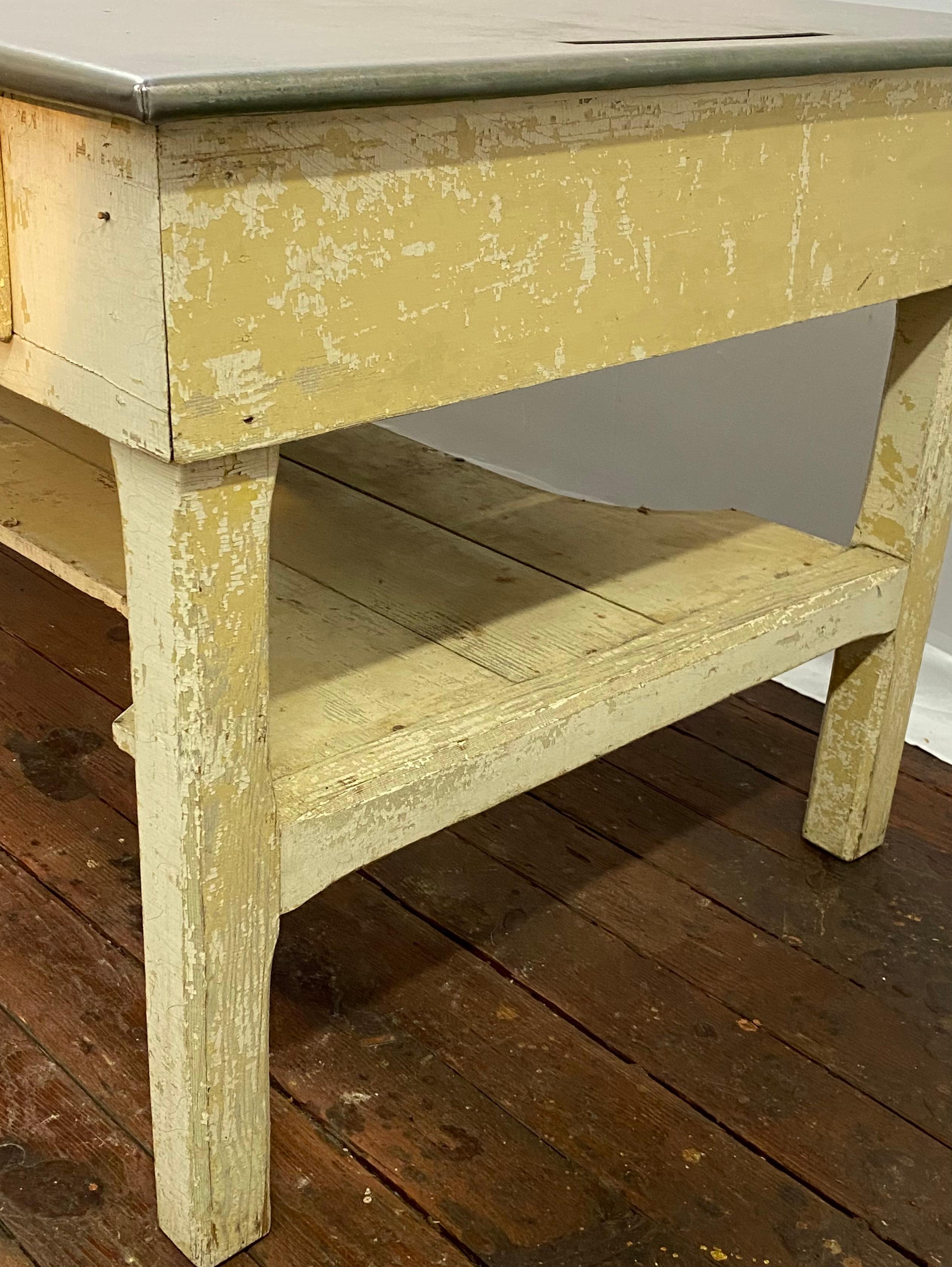 Distressed und verwitterte große Edelstahlplatte Land Küche Arbeitstisch im Angebot 11