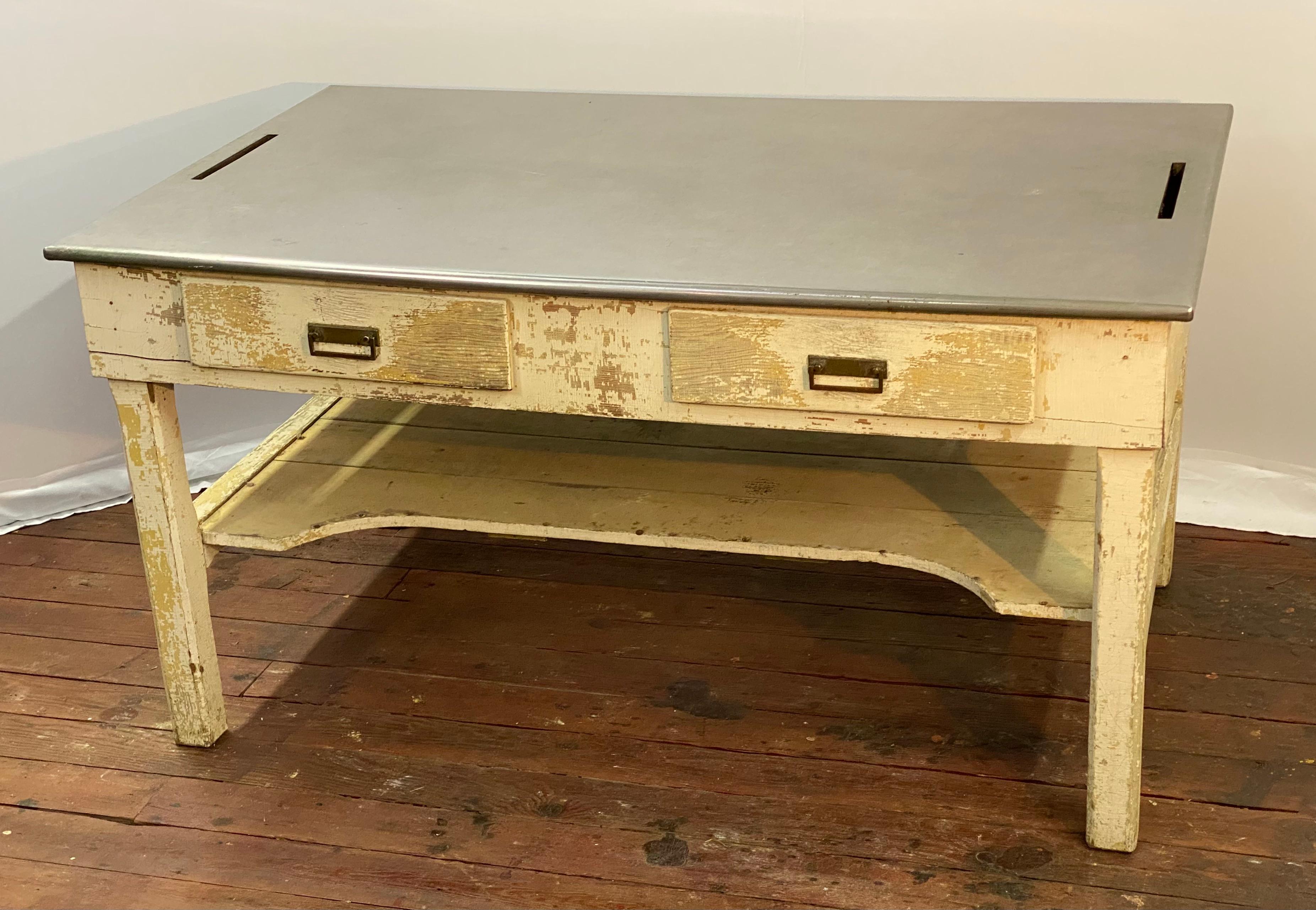 Distressed und verwitterte große Edelstahlplatte Land Küche Arbeitstisch (Gemalt) im Angebot