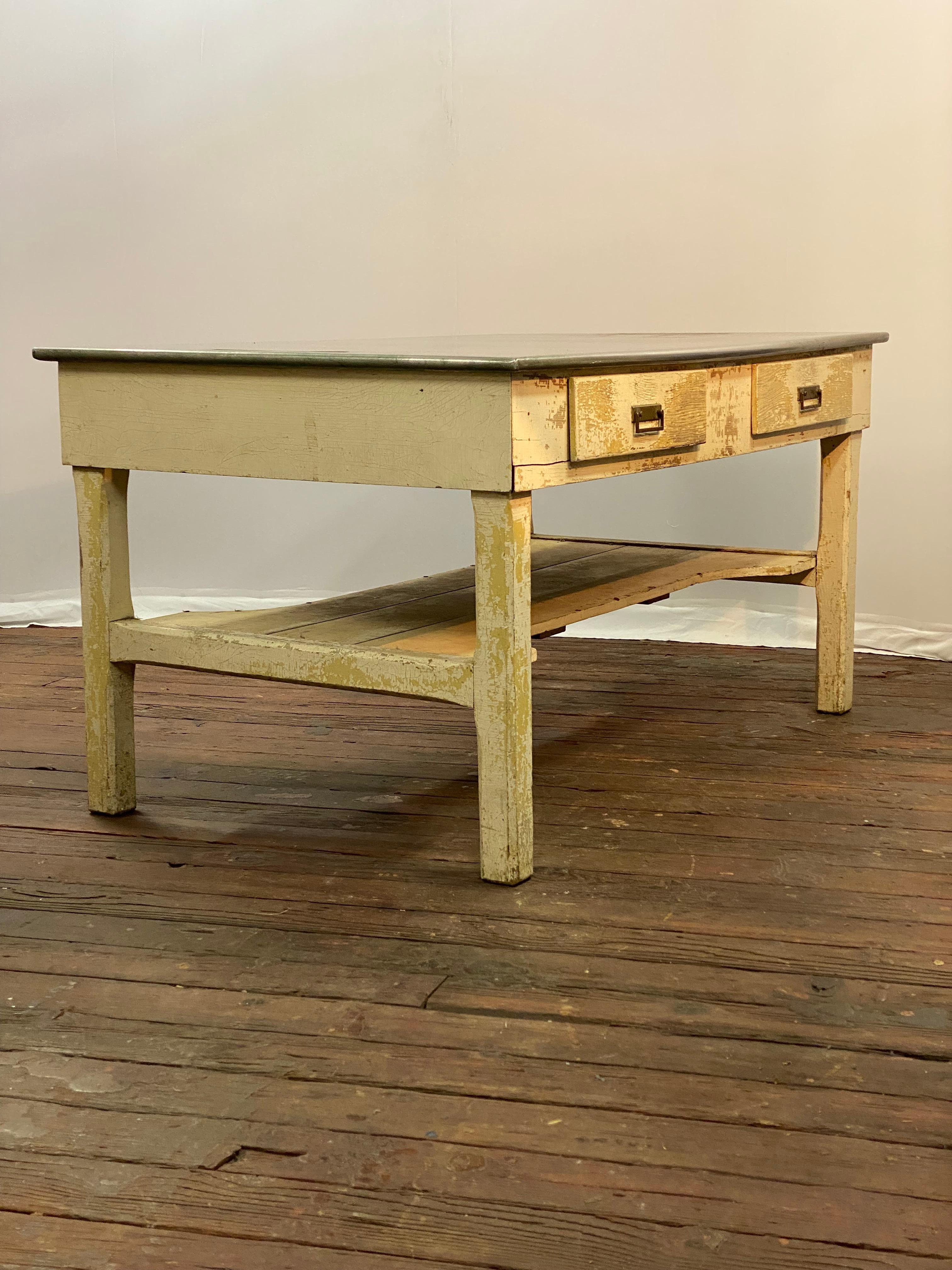 Distressed und verwitterte große Edelstahlplatte Land Küche Arbeitstisch im Zustand „Relativ gut“ im Angebot in Garnerville, NY