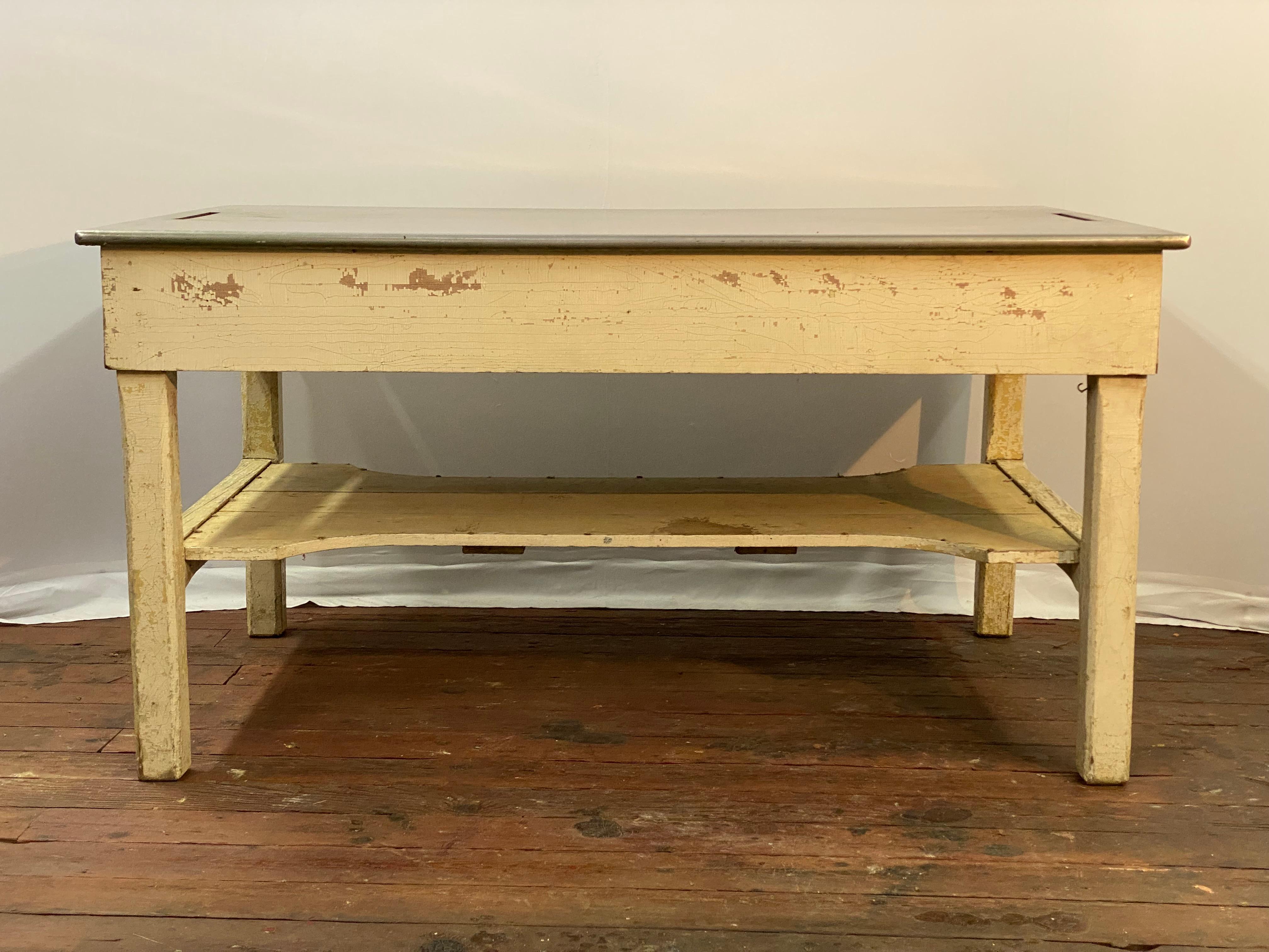 Distressed und verwitterte große Edelstahlplatte Land Küche Arbeitstisch (20. Jahrhundert) im Angebot