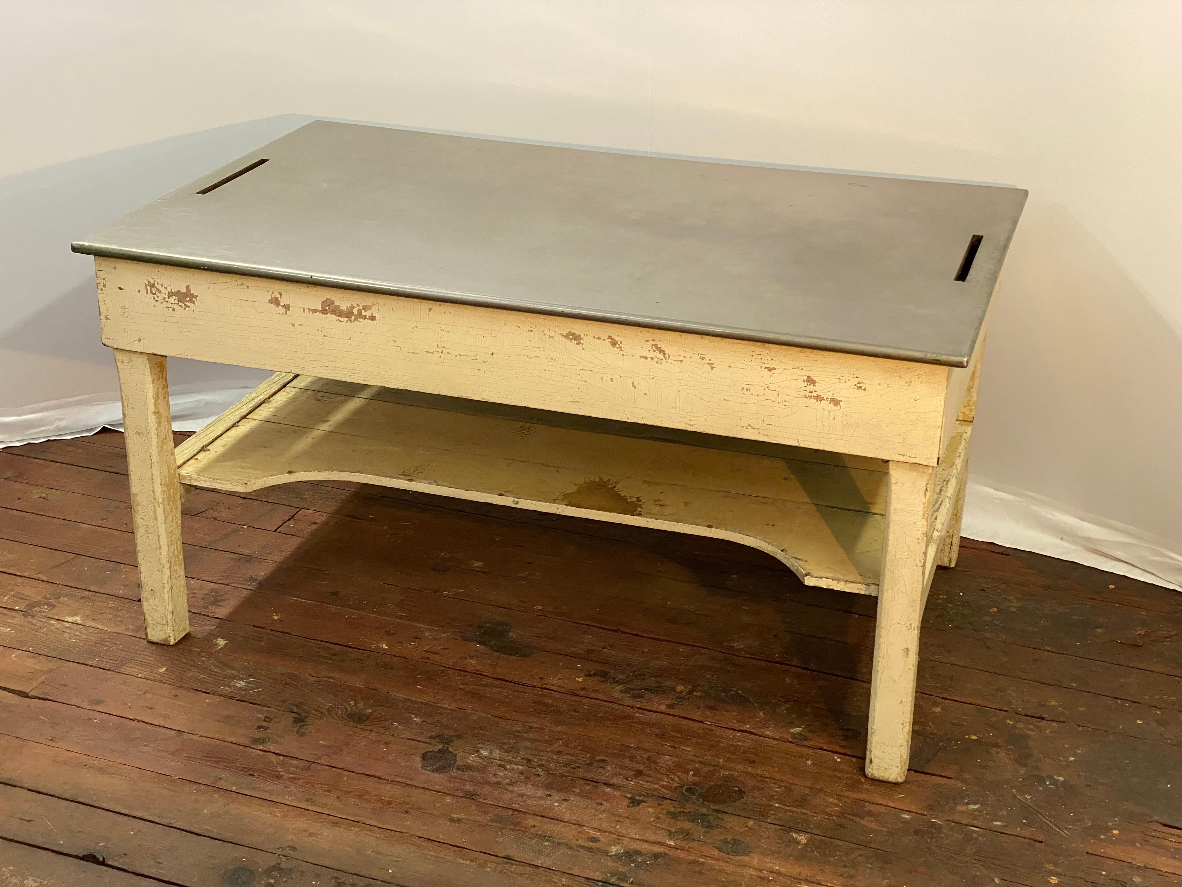 Distressed und verwitterte große Edelstahlplatte Land Küche Arbeitstisch (Messing) im Angebot