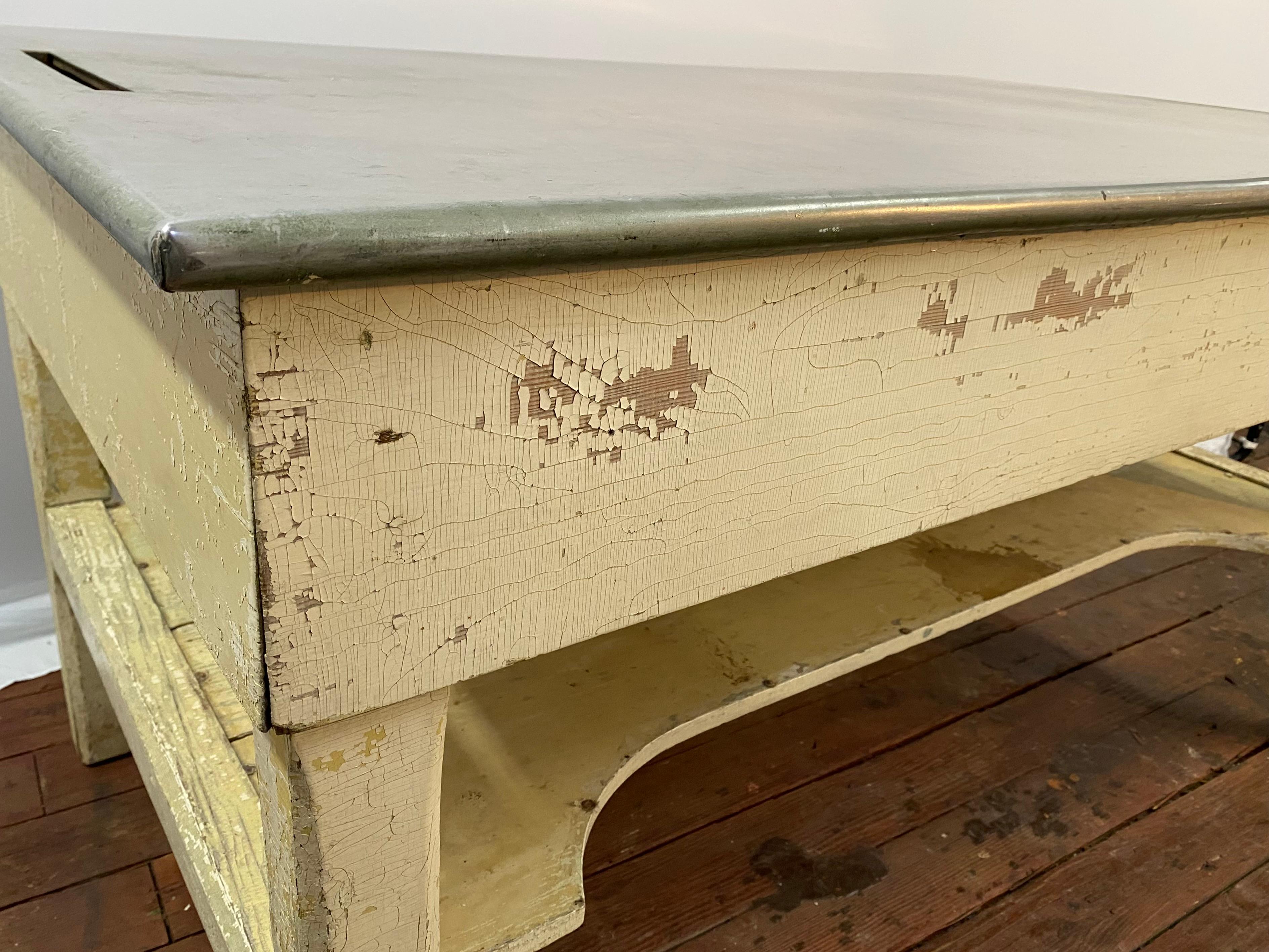 Distressed und verwitterte große Edelstahlplatte Land Küche Arbeitstisch im Angebot 1