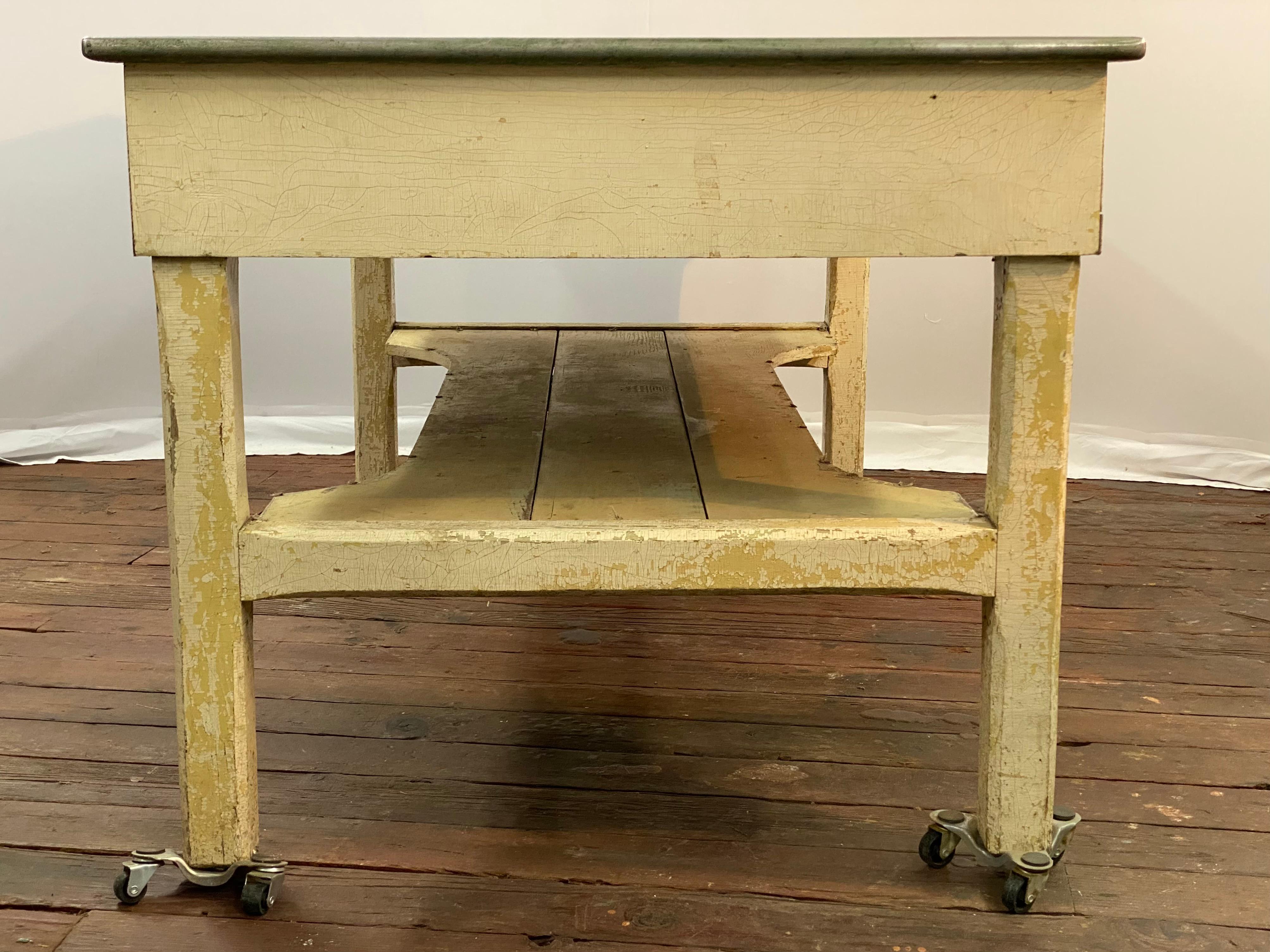 Distressed und verwitterte große Edelstahlplatte Land Küche Arbeitstisch im Angebot 2