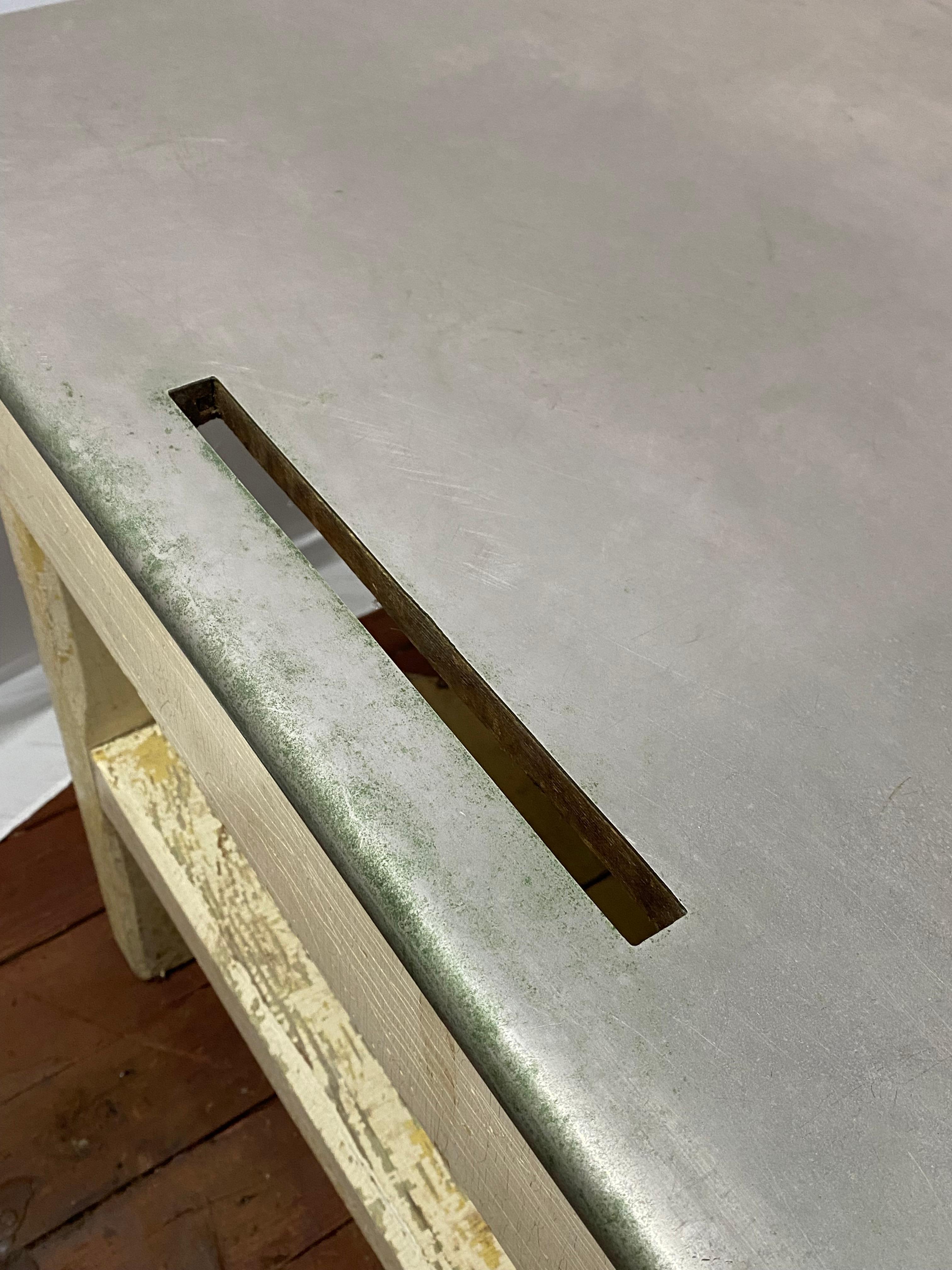 Distressed und verwitterte große Edelstahlplatte Land Küche Arbeitstisch im Angebot 3