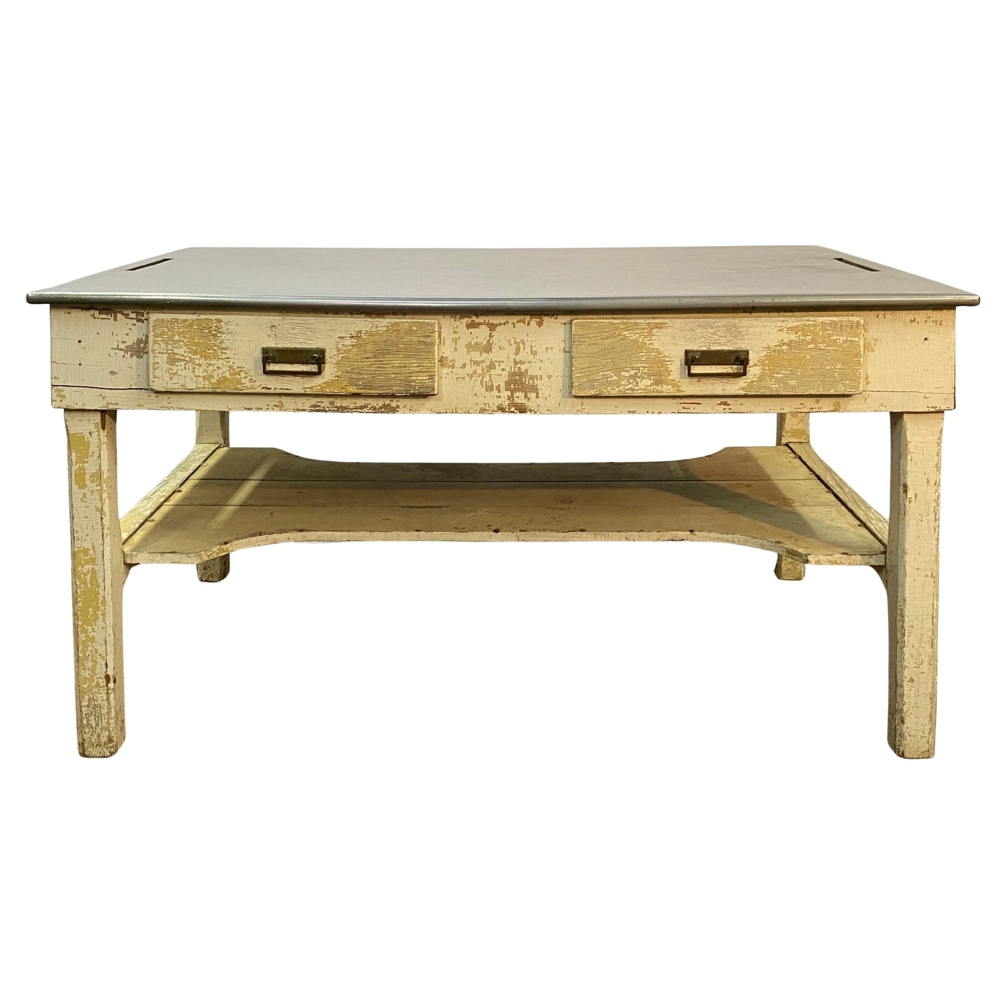 Distressed und verwitterte große Edelstahlplatte Land Küche Arbeitstisch im Angebot