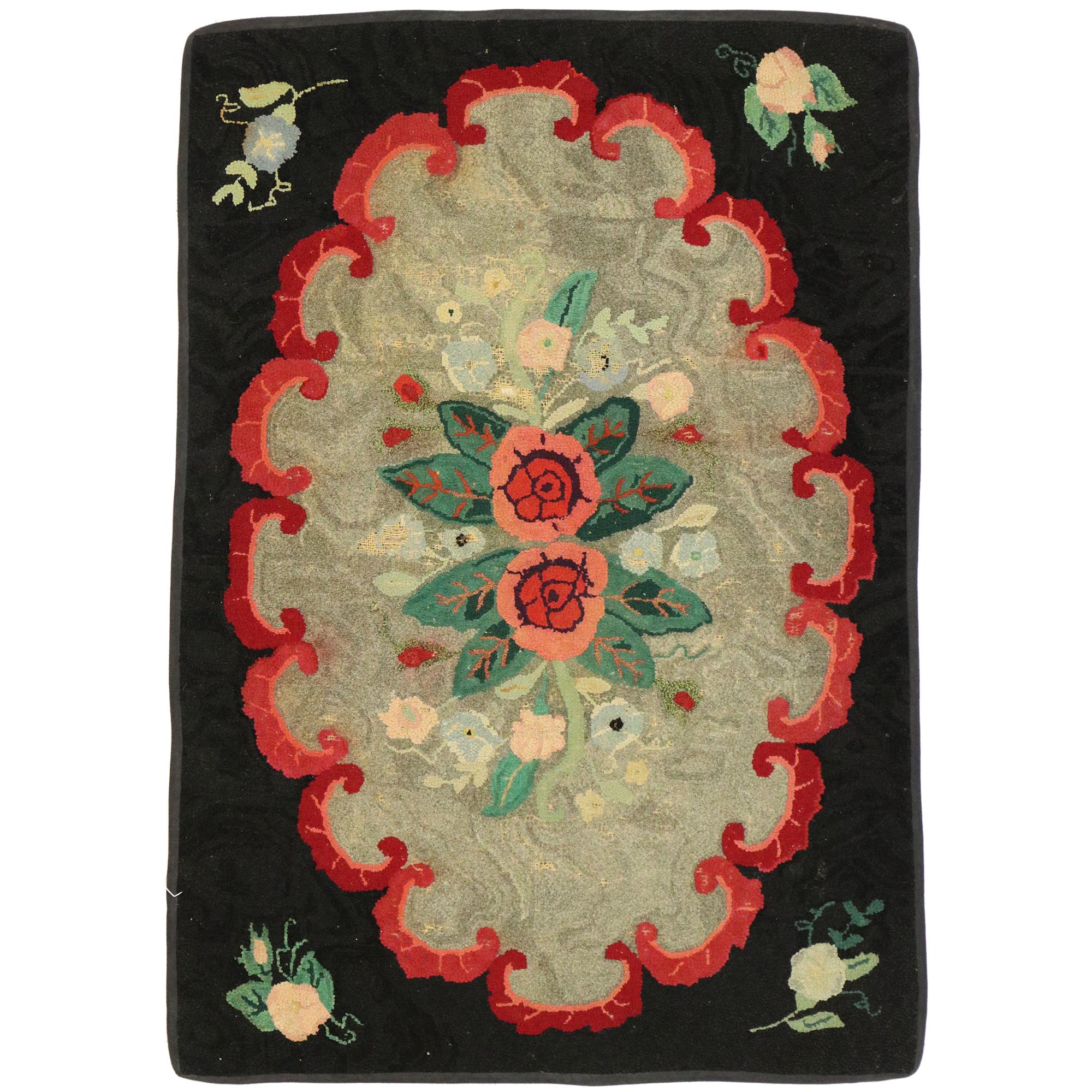 Tapis floral crocheté américain ancien et vieilli de style colonial