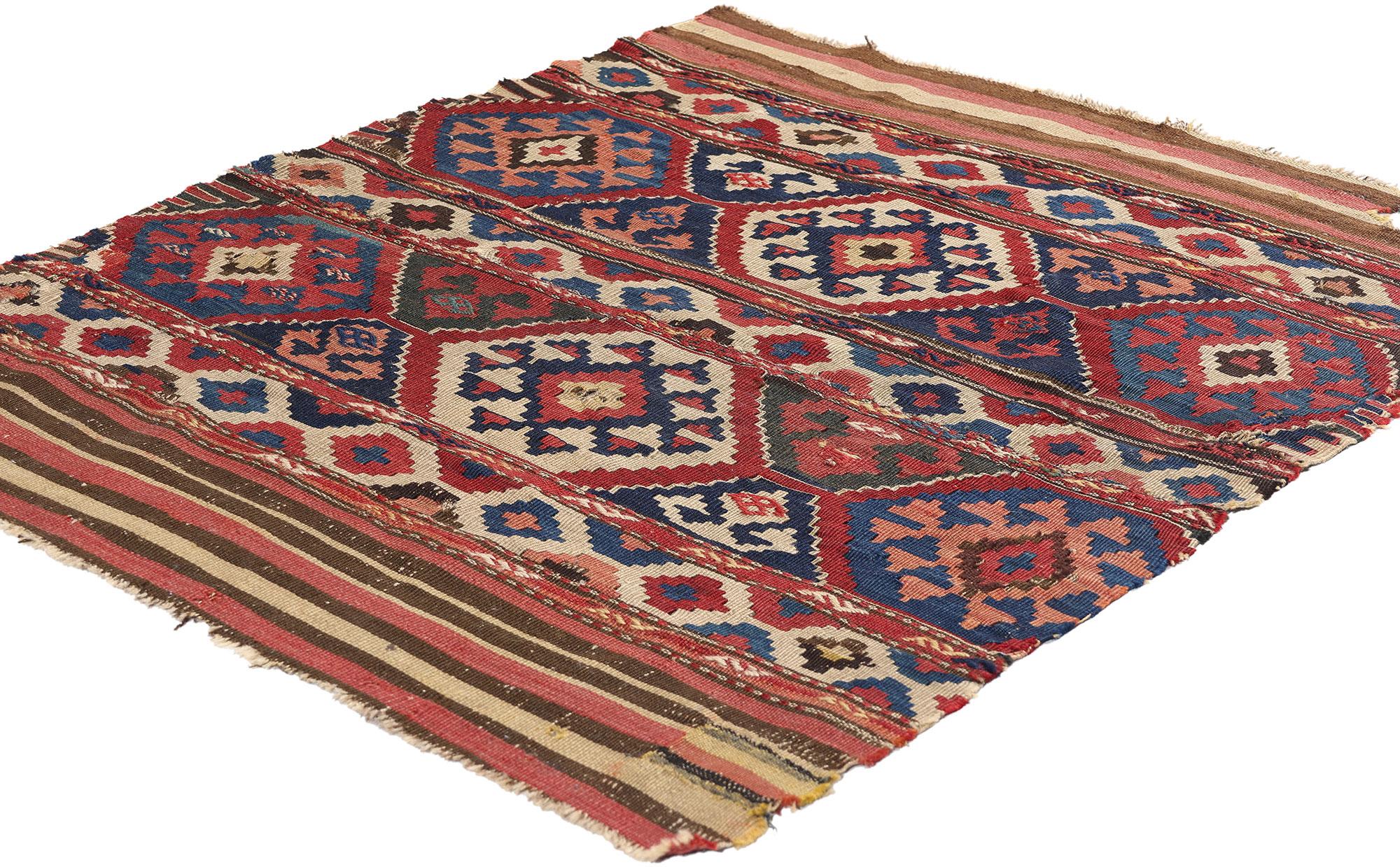 78997 Tappeto Shirvan Kilim Antico Caucasico Distressed, 02'11 x 03'06. Intraprendi un viaggio avvincente con questo antico tappeto kilim caucasico della fine del XIX secolo, tessuto a mano in lana, che emana la bellezza robusta e il fascino nomade