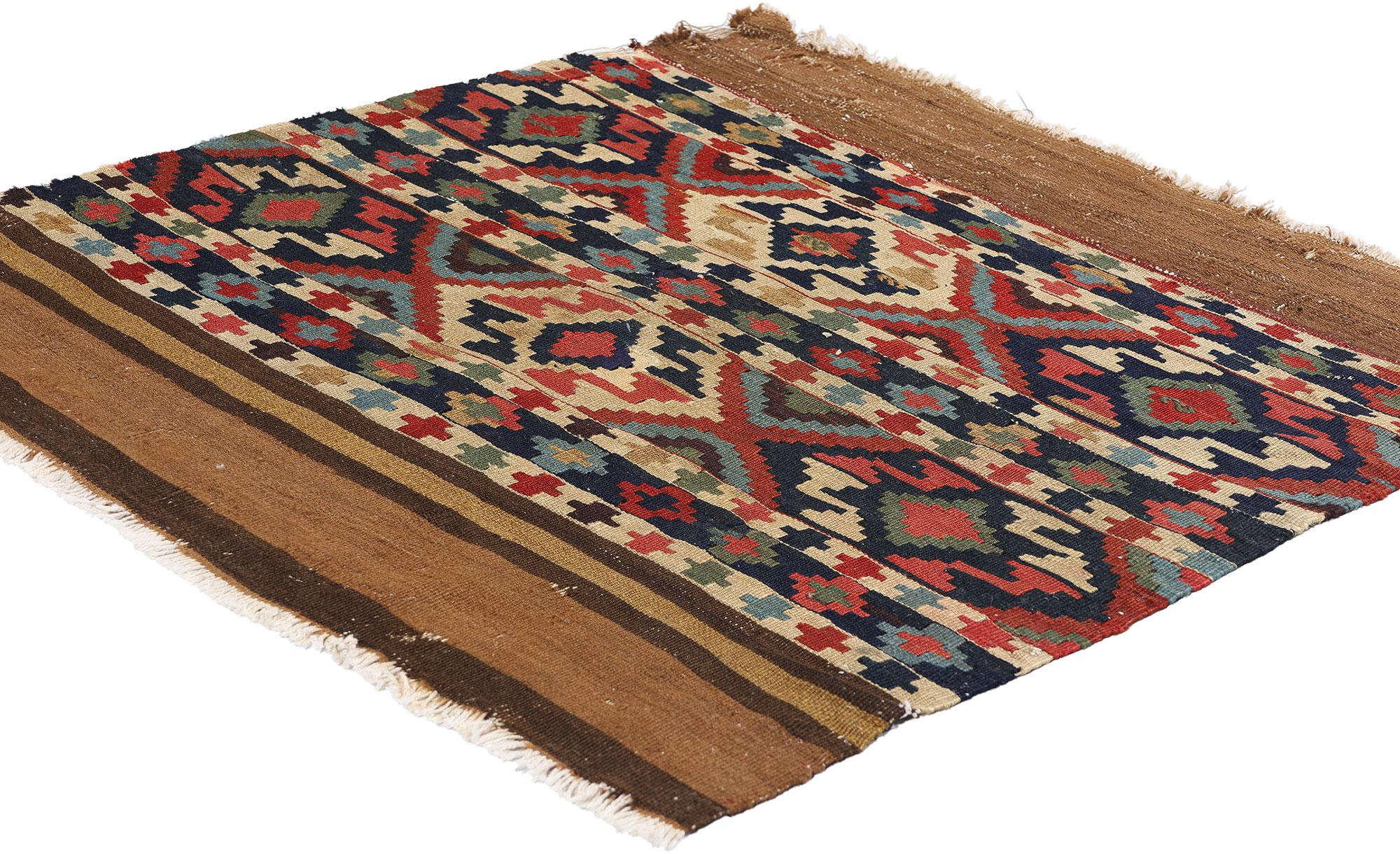 78998 Tappeto Shirvan Kilim Antico Caucasico Distressed, 03'00 x 03'01. Immergiti nella bellezza aspra e nel fascino nomade di questo antico tappeto kilim caucasico Shirvan, tessuto a mano in lana e con segni di usura. Come una tela intessuta di