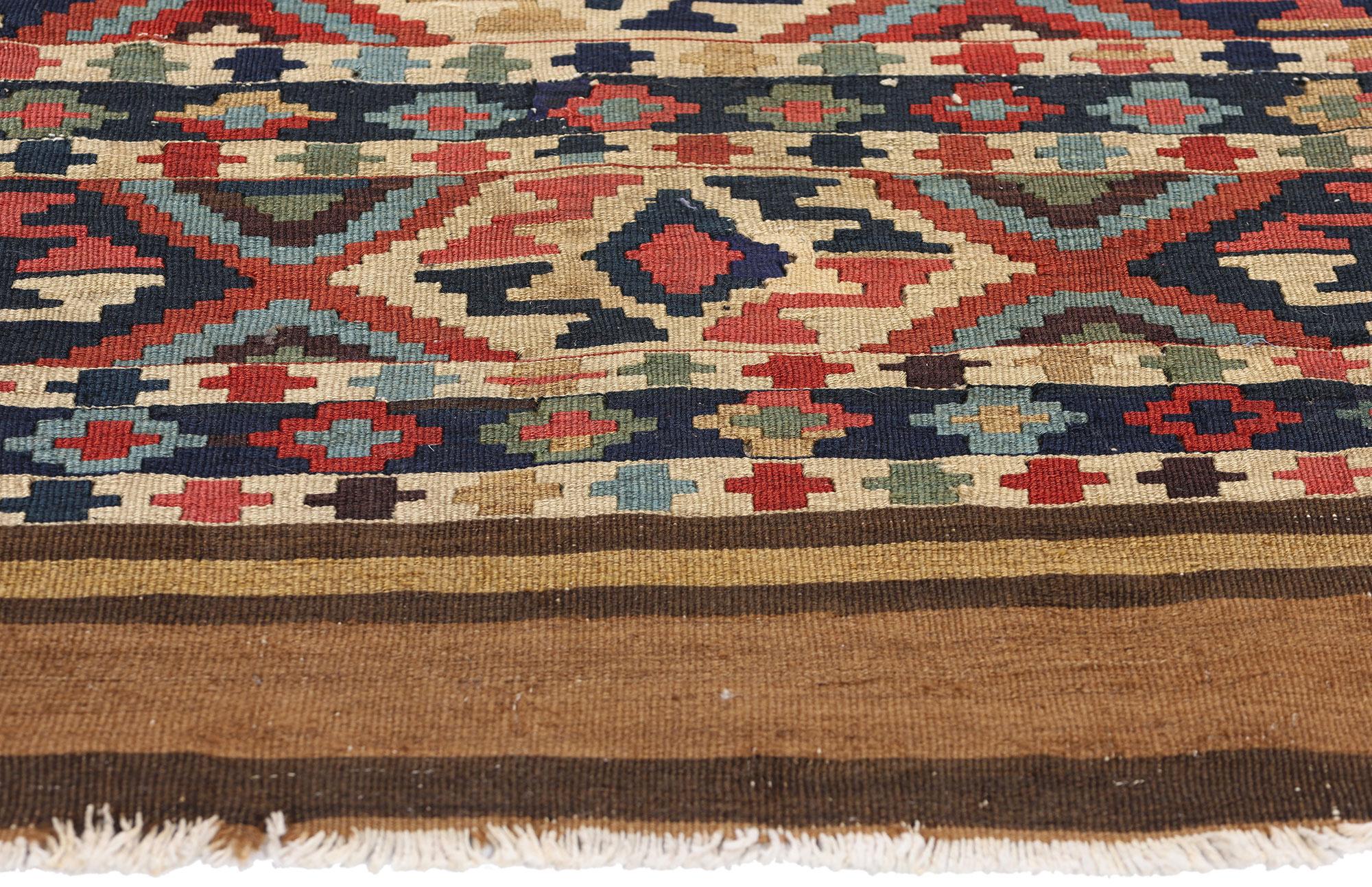 Russo Tappeto antico caucasico Shirvan a tessitura piatta con effetto invecchiato in vendita