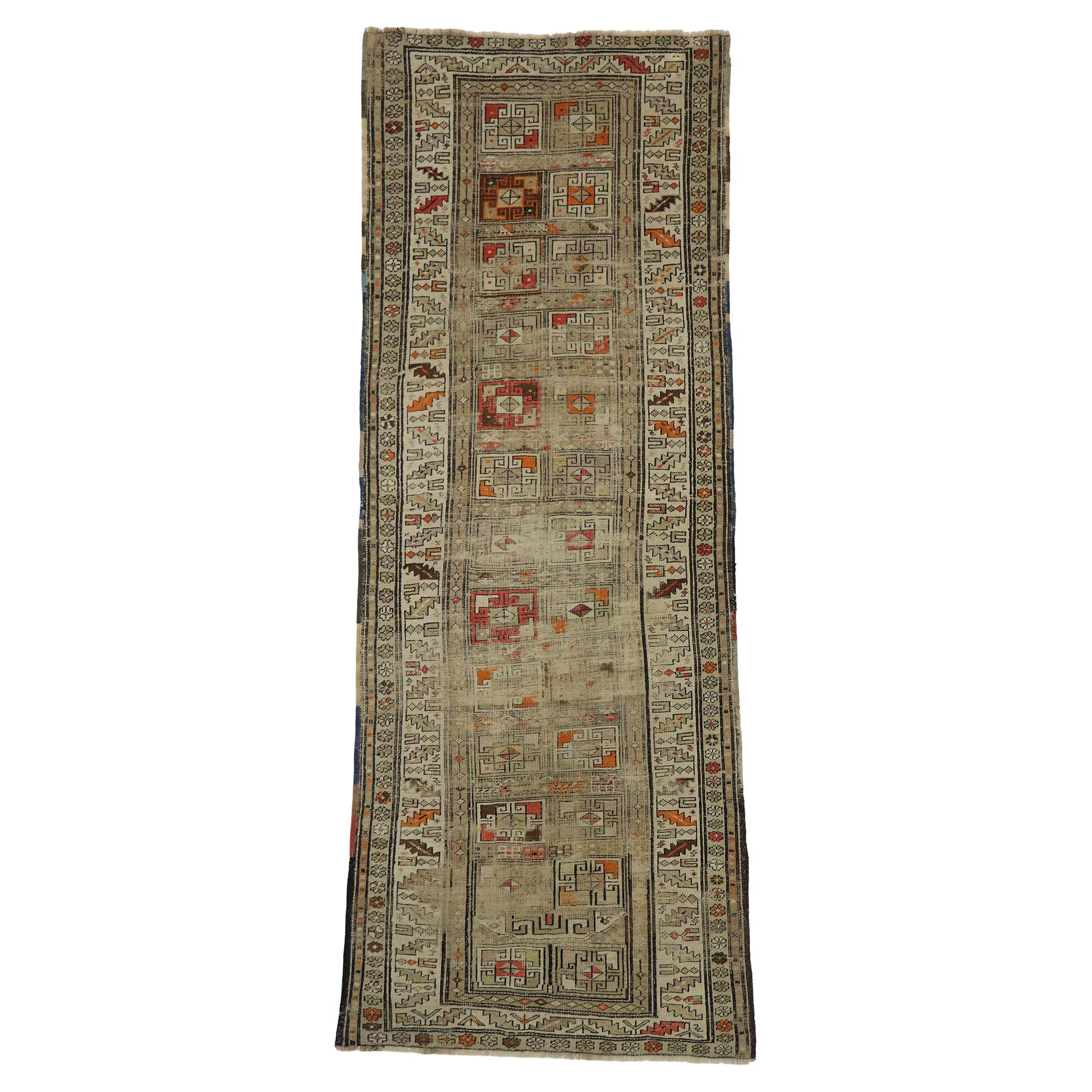 Tapis de couloir Shirvan caucasien ancien vieilli