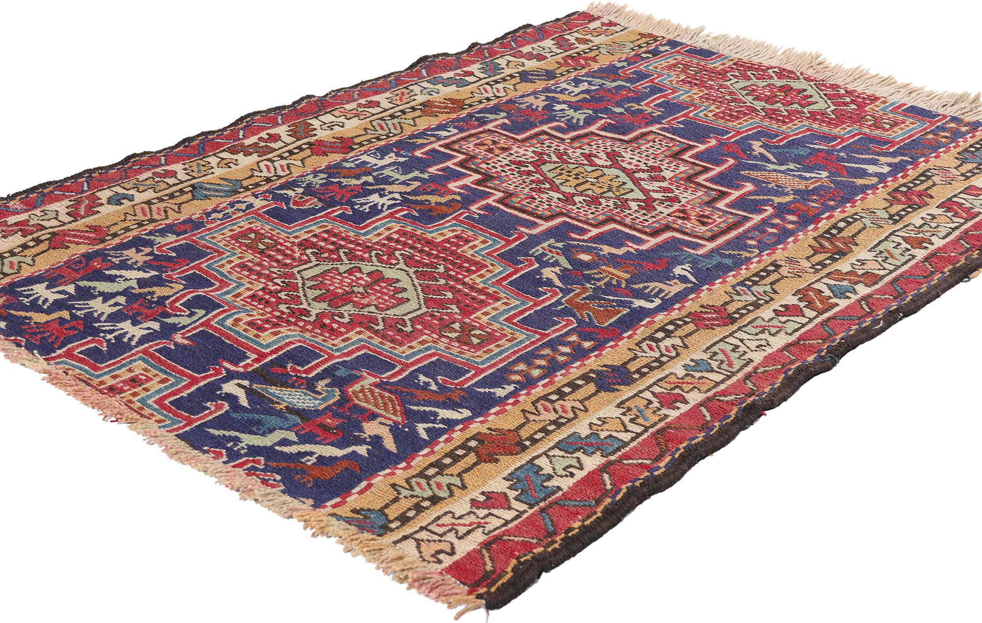 78942 Tappeto Soumak caucasico antico, 03'01 x 04'02. Questo incantevole tappeto Soumak caucasico antico in lana tessuta a mano è un'opera d'arte simbolica e di tessitura magistrale, immersa nelle tradizioni culturali della regione del Caucaso. Il