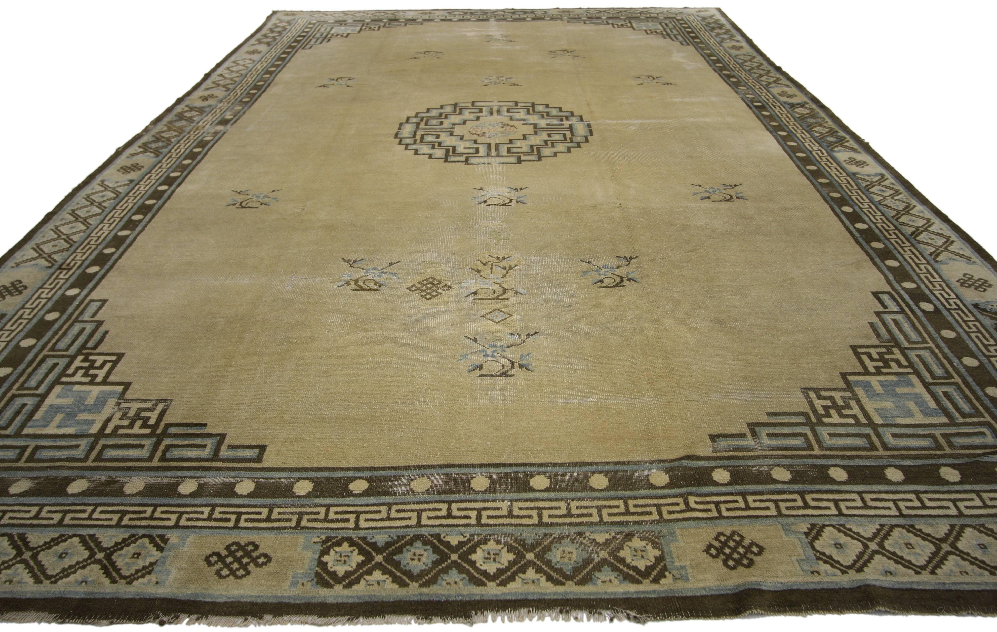 74038 Antique Chinese Peking Rug with Art Deco Style 07'04 x 11'08. This antique Chinese Peking rug features Art Deco style with an elaborate center medallion placed in an open field with complementary geometric spandrels reflecting Chinese