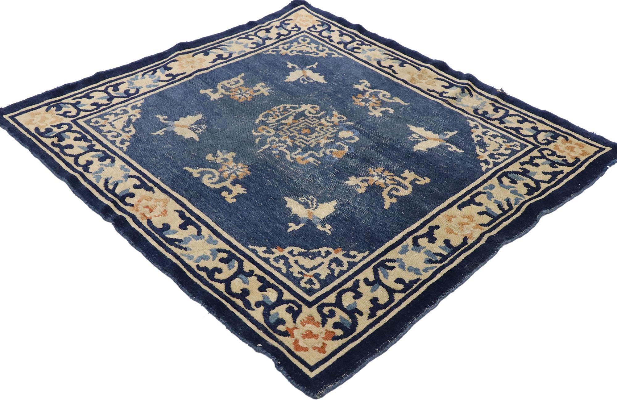 77561, tapis chinois ancien en détresse de style chinoiserie romantique1. Ce tapis chinois ancien en laine nouée à la main présente un médaillon central ouvert et arrondi flottant sur un champ bleu abrasé. Le médaillon est composé d'un tourbillon de