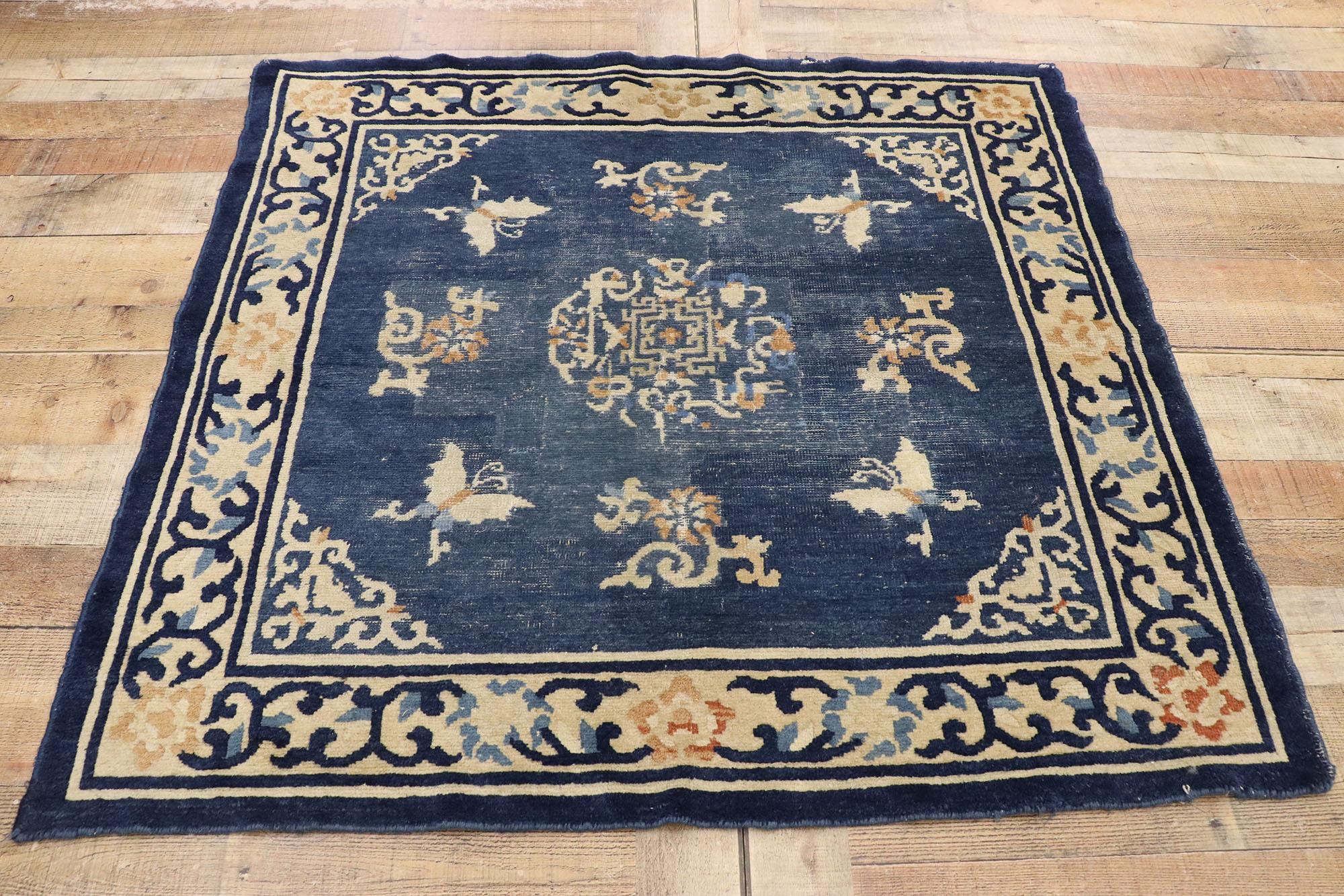 Tapis chinois pékinois ancien vieilli avec style chinois romantique Abîmé - En vente à Dallas, TX