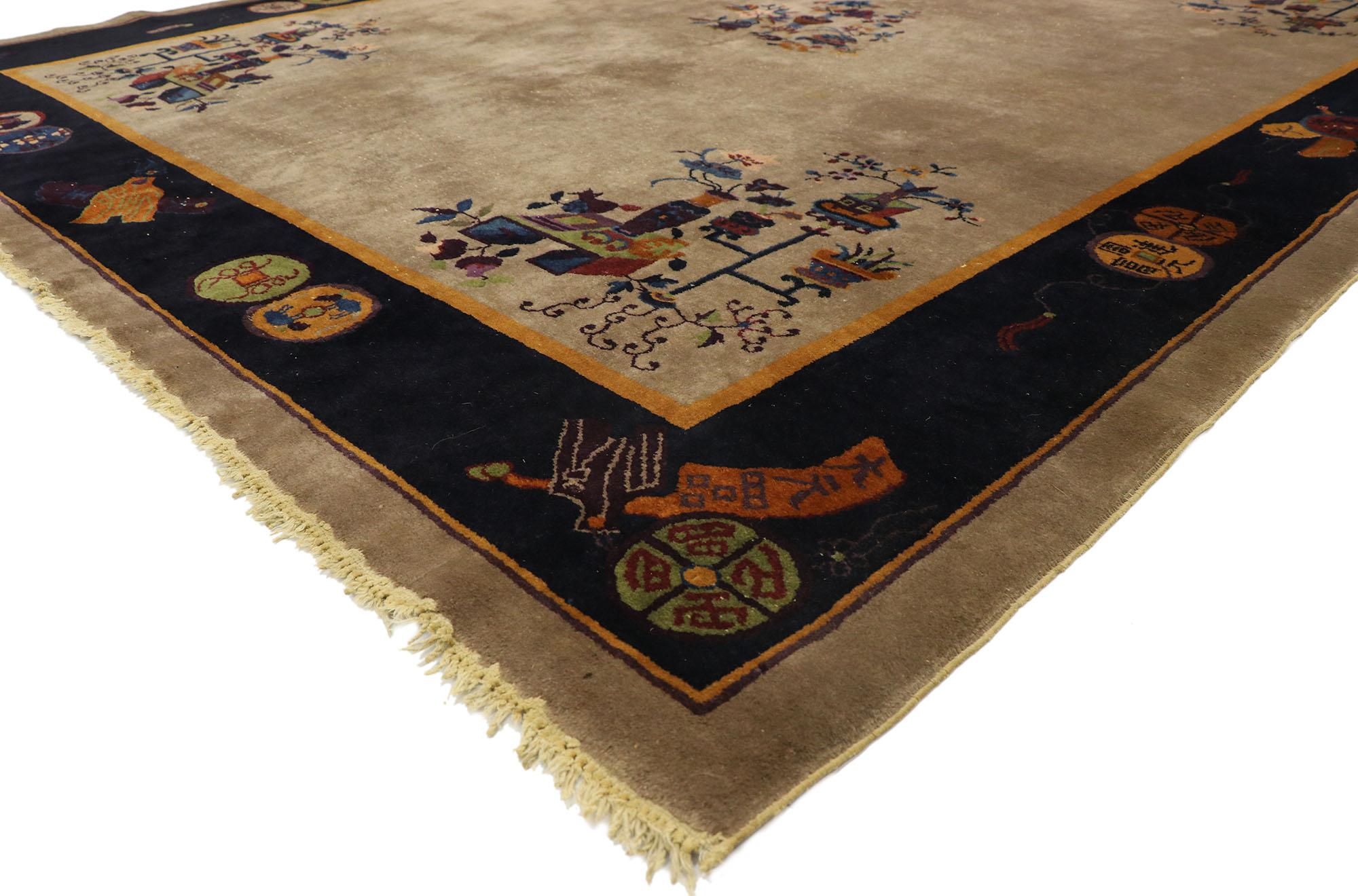 77407, strapazierter antiker chinesischer Peking-Teppich im traditionellen Chinoiserie-Stil 08'10 x 11'06. Dieser antike chinesische Peking-Teppich aus handgeknüpfter Wolle zeigt eine Gruppe blühender Cloisonné-Vasen in jeder Eckzwickel. In der
