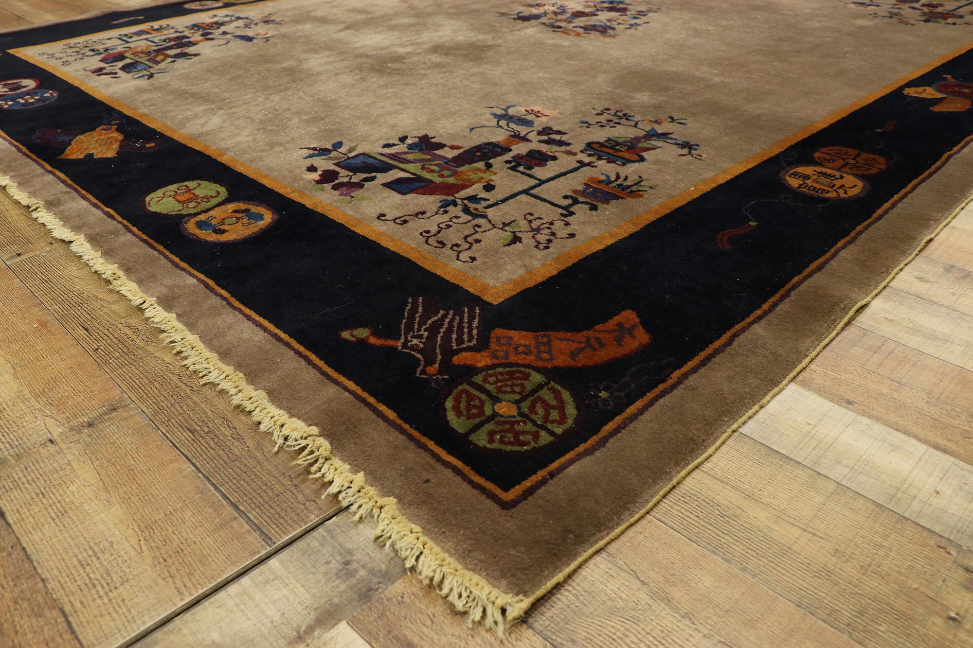 Antiker chinesischer Peking-Teppich im traditionellen Chinoiserie-Stil im Zustand „Starke Gebrauchsspuren“ im Angebot in Dallas, TX