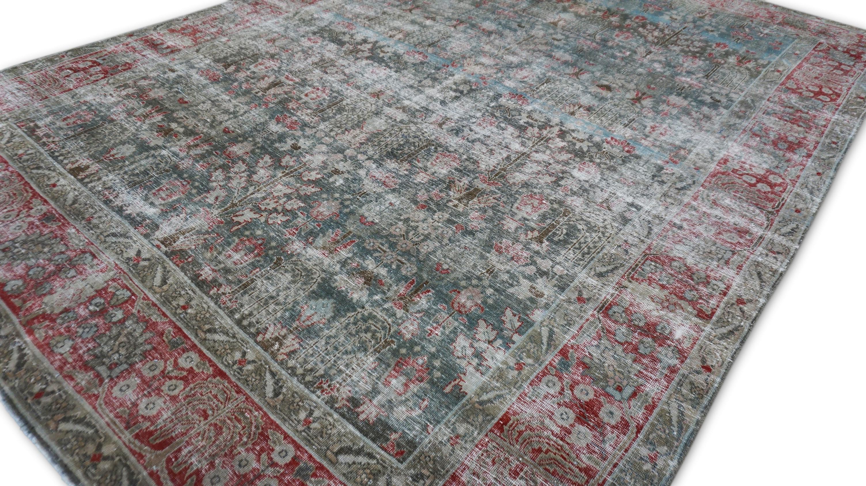 Ce magnifique tapis en laine noué à la main est un tapis Tabriz de style vieilli, célèbre pour ses détails floraux complexes et sa symétrie équilibrée. Tissé dans la tradition de l'un des plus anciens centres de tissage, cette pièce rend hommage à