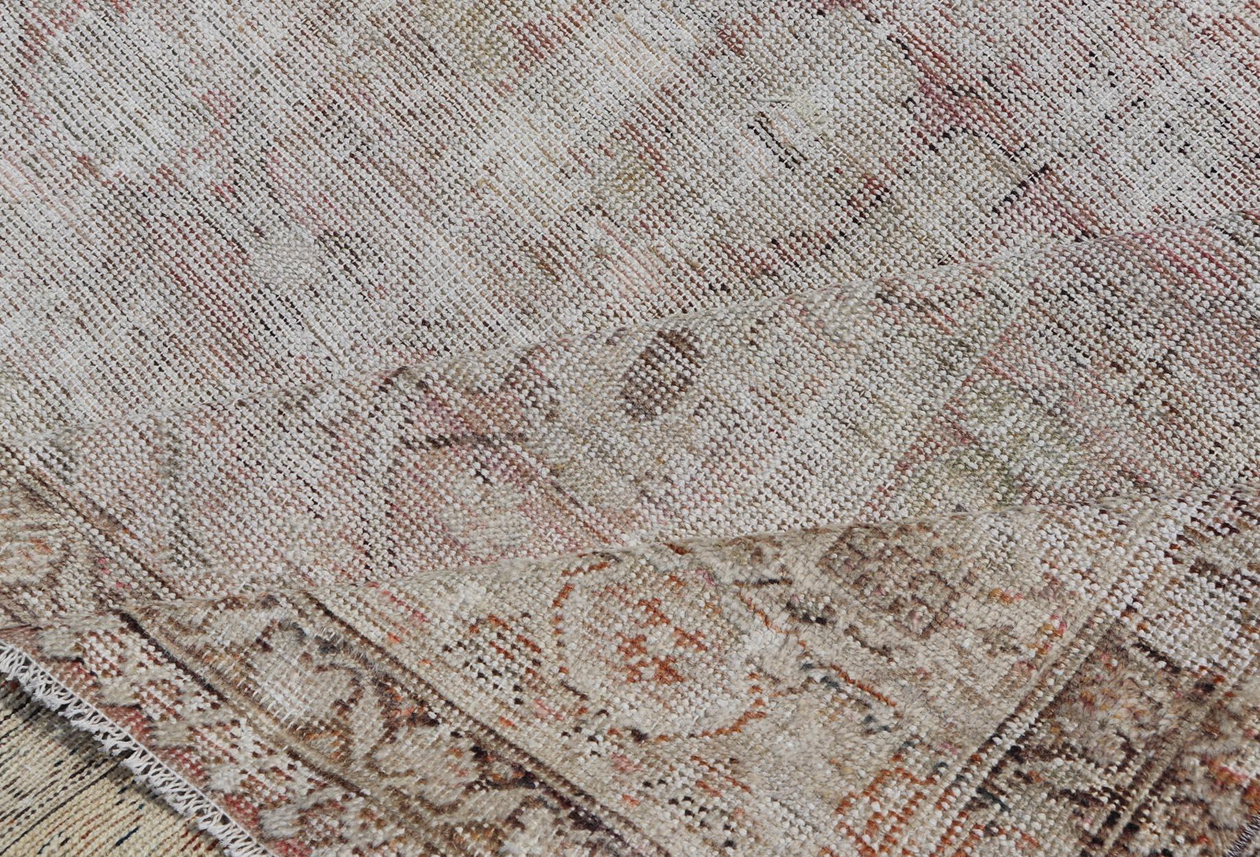 Tapis persan Mahal ancien en laine noué à la main, vieilli, dans des tons neutres en vente 4
