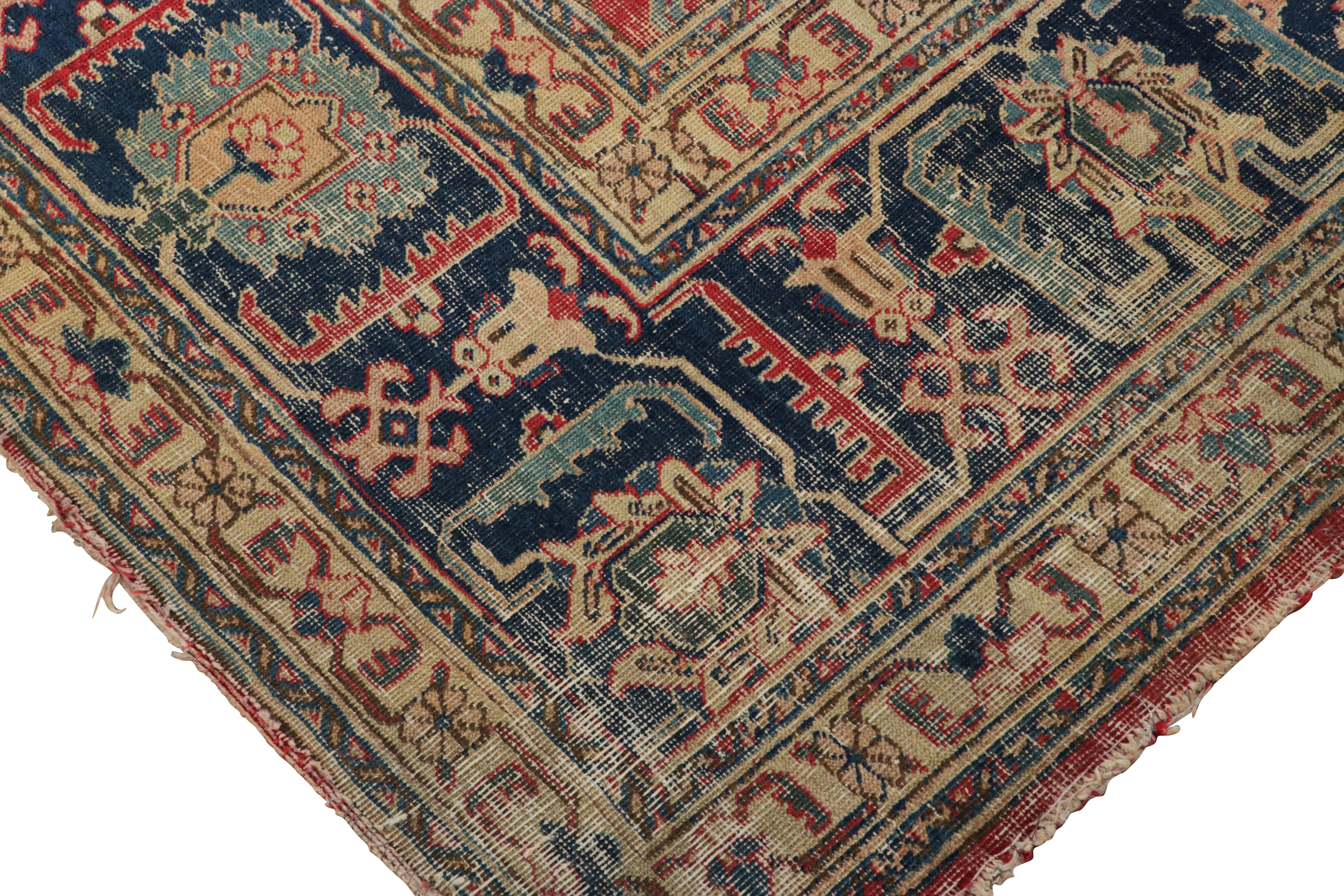 Tappeto persiano antico Heriz, rosso con fiori stravaganti - Rug & Kilim In condizioni buone in vendita a Long Island City, NY