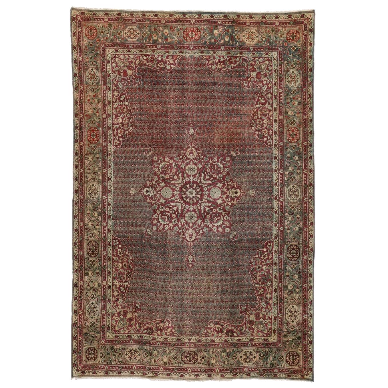 Alfombra antigua india Agra envejecida con estilo rústico jacobino del Viejo Mundo