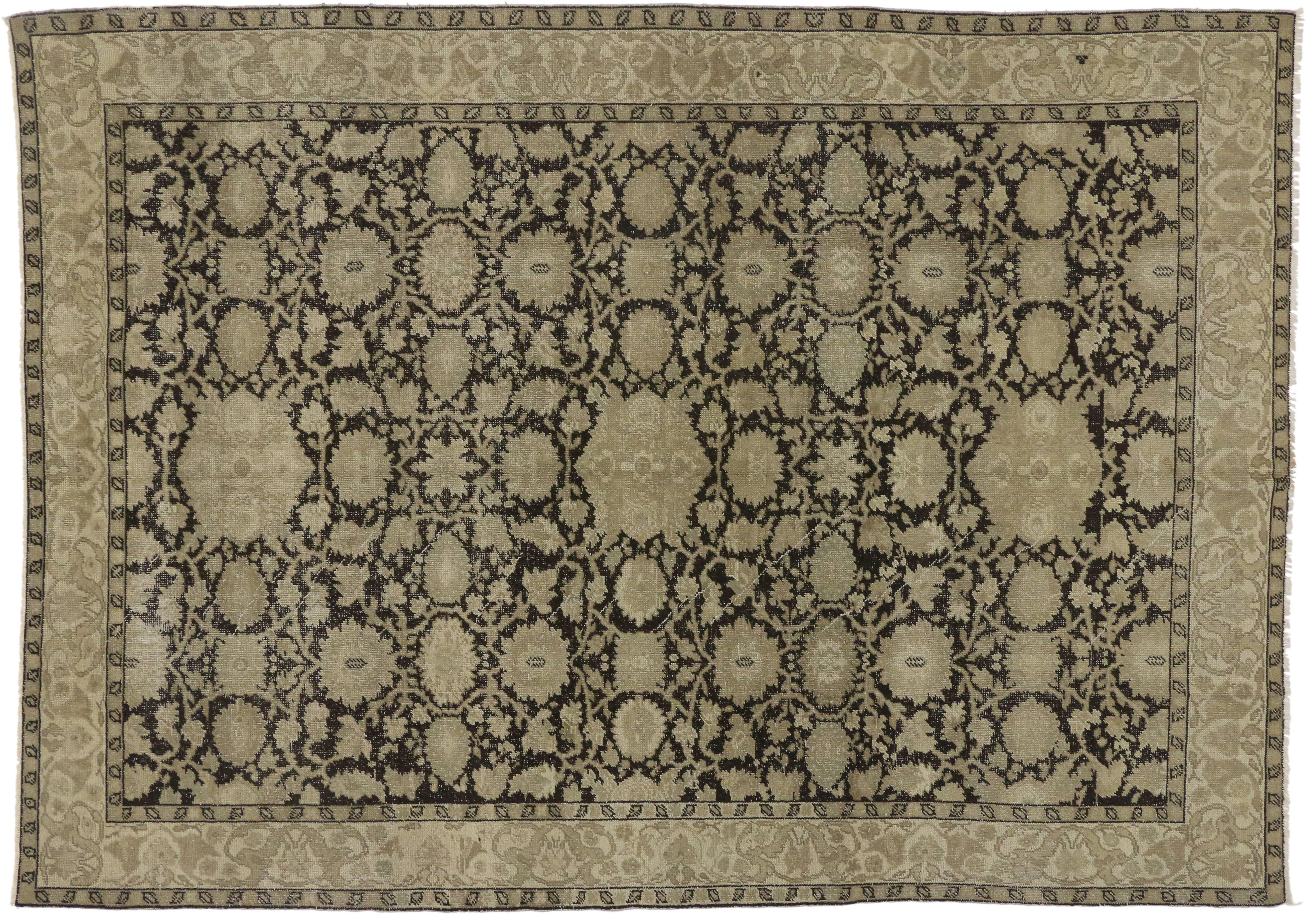 74661 Agra indien antique vieilli avec style rustique moderne 08'03 x 11'06. La beauté sans effort et les vibrations douces et sur mesure rencontrent la sensibilité rustique de ce tapis indien Agra ancien en laine nouée à la main. Le champ usé par