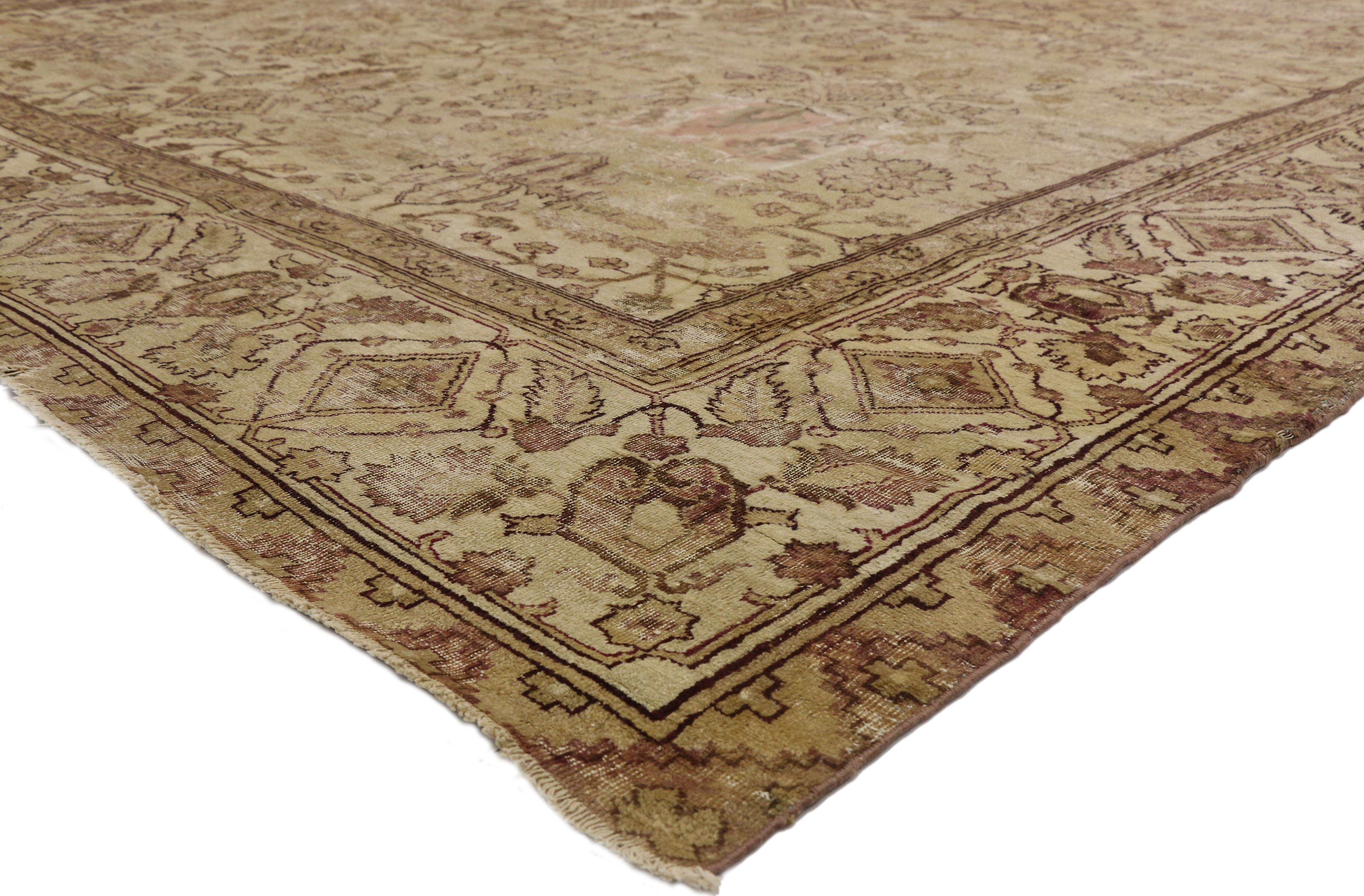 74351 Antiker indischer Agra Palace Teppich mit modernem industriellen Stil 11'04 X 14'00. Mit seinem zeitlosen floralen Design, seiner traditionellen Sensibilität und seiner liebevollen Patina verkörpert dieser handgeknüpfte, aus Wolle gefertigte,