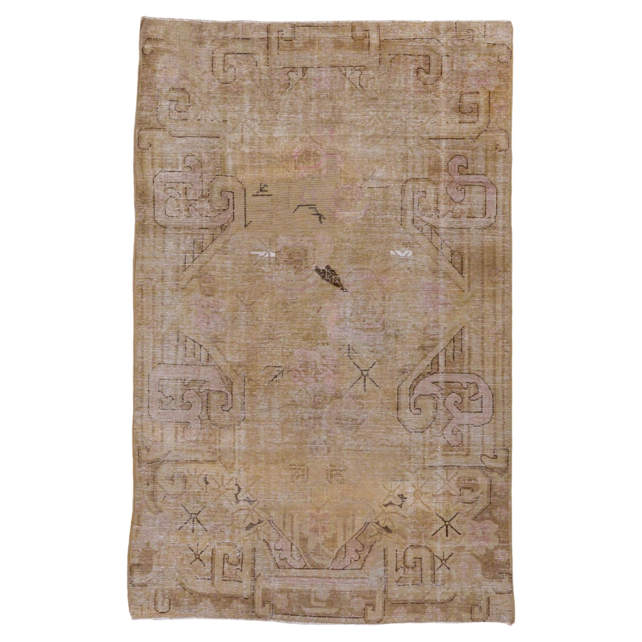 Antiker Khotan-Teppich mit rosa Tönen