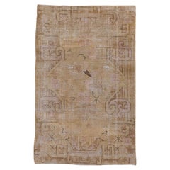 Tapis Khotan ancien vieilli aux tons roses