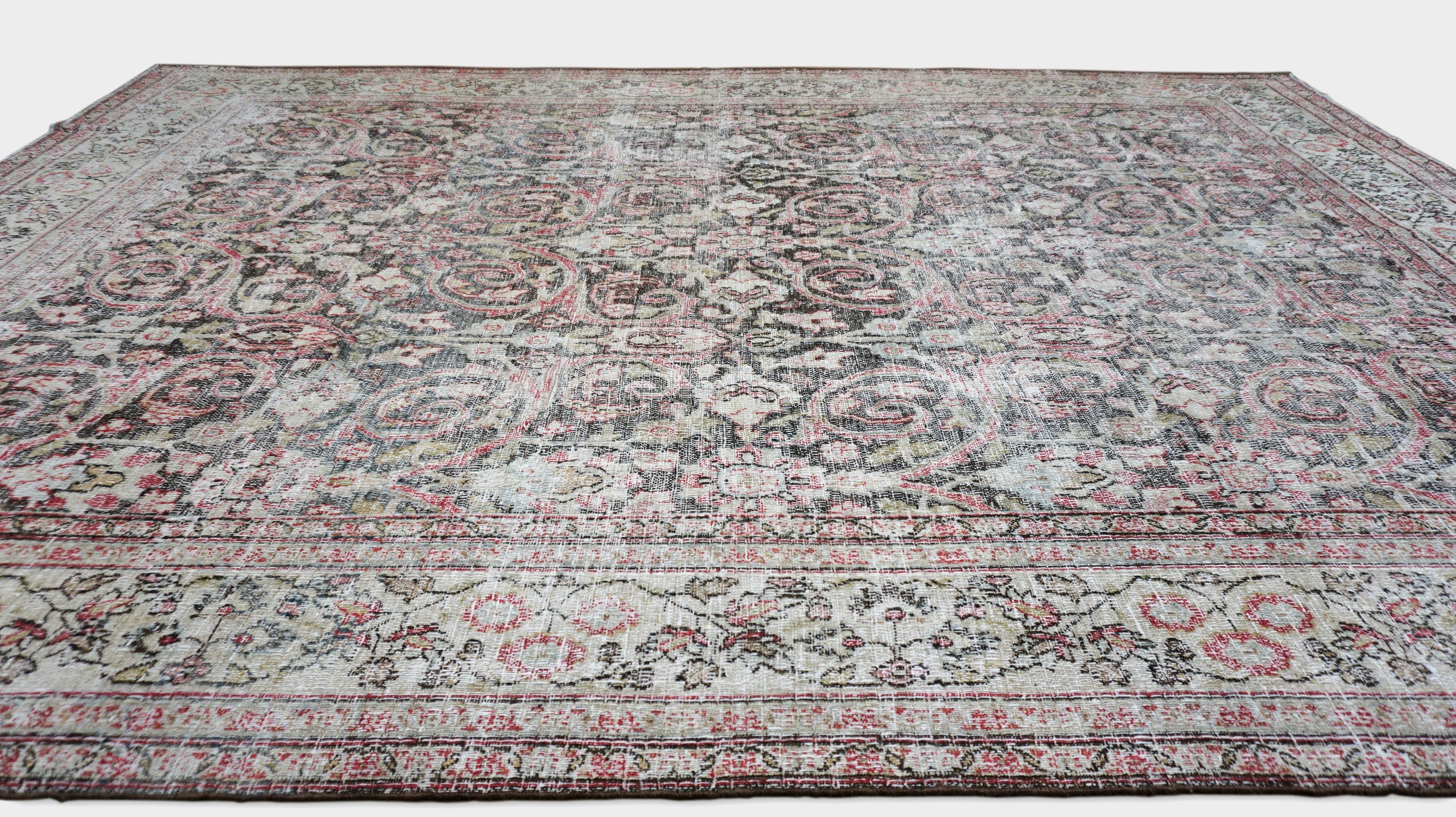 Antiker Mahal rosa mehrfarbiger Wollteppich im Used-Look 9'6''x13' (Malayer) im Angebot