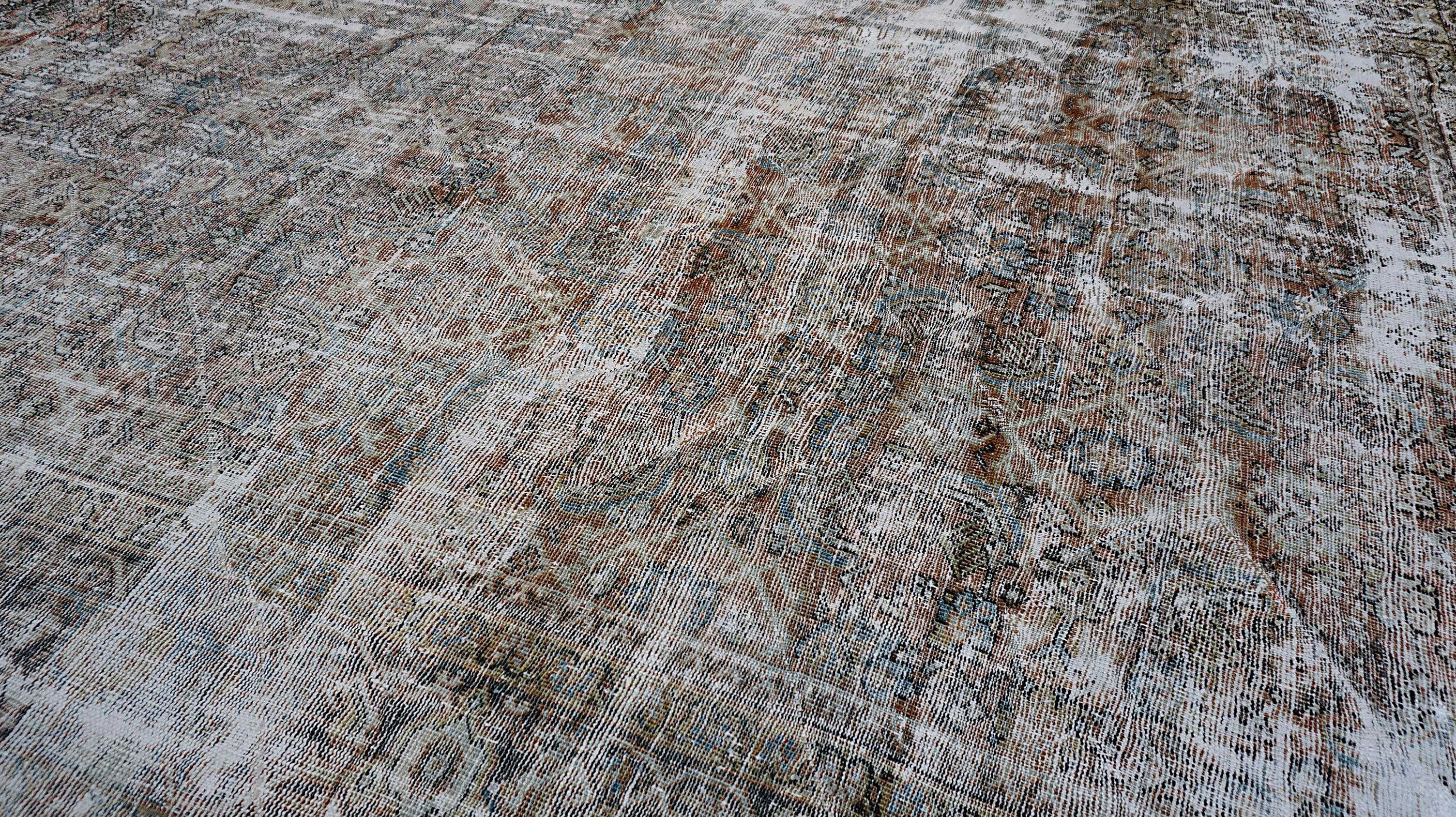 Esta antigua alfombra persa Mahal, de 7′7″ × 12′, encarna la elegancia y el encanto orgánico del tejido aldeano de principios del siglo XX procedente del centro de Irán. Caracterizada por su campo floral allover finamente detallado y sus clásicos