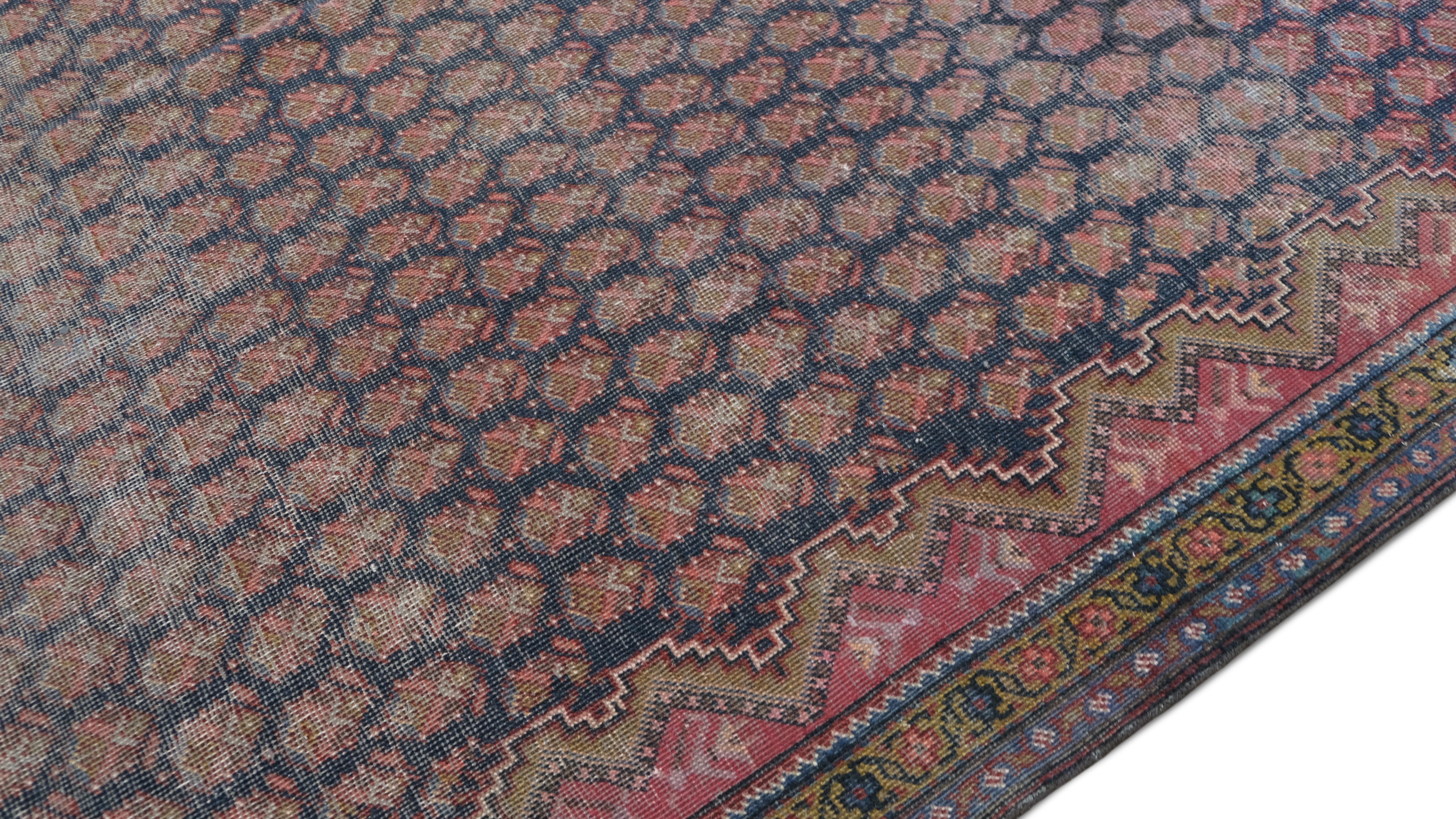 Antiker Mahi-Teppich aus blauer und verblasster roter Wolle im Used-Look 6'9''x12'4'' (Viktorianisch) im Angebot