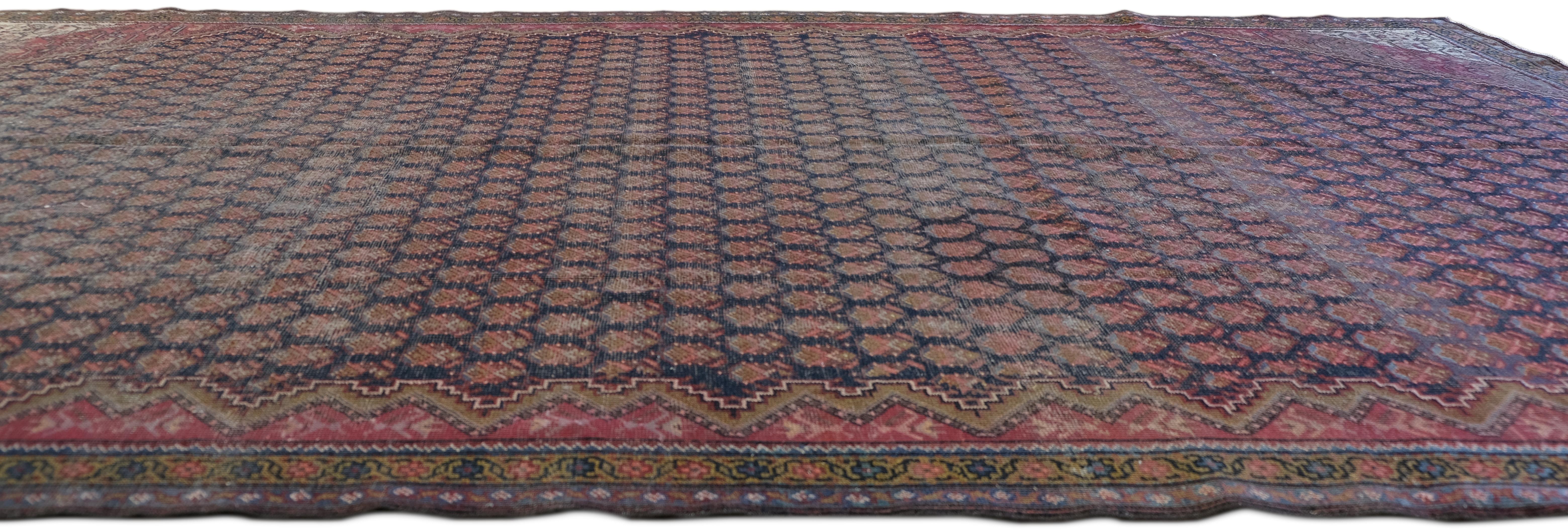 Antiker Mahi-Teppich aus blauer und verblasster roter Wolle im Used-Look 6'9''x12'4'' (Persisch) im Angebot