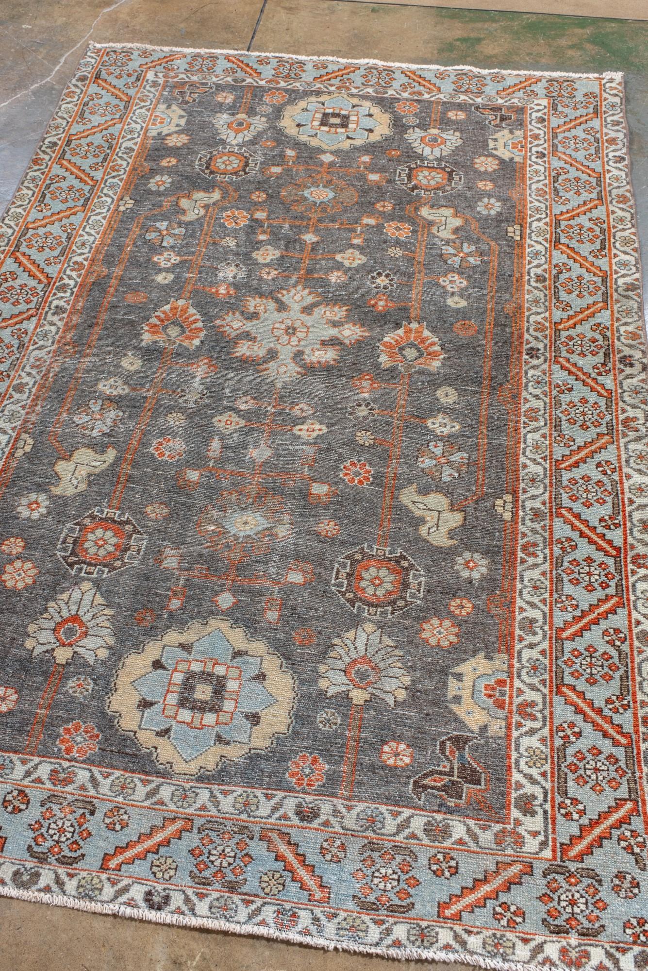 Perse Tapis Malayer ancien vieilli avec champ en ardoise foncée et médaillons arrondis en vente