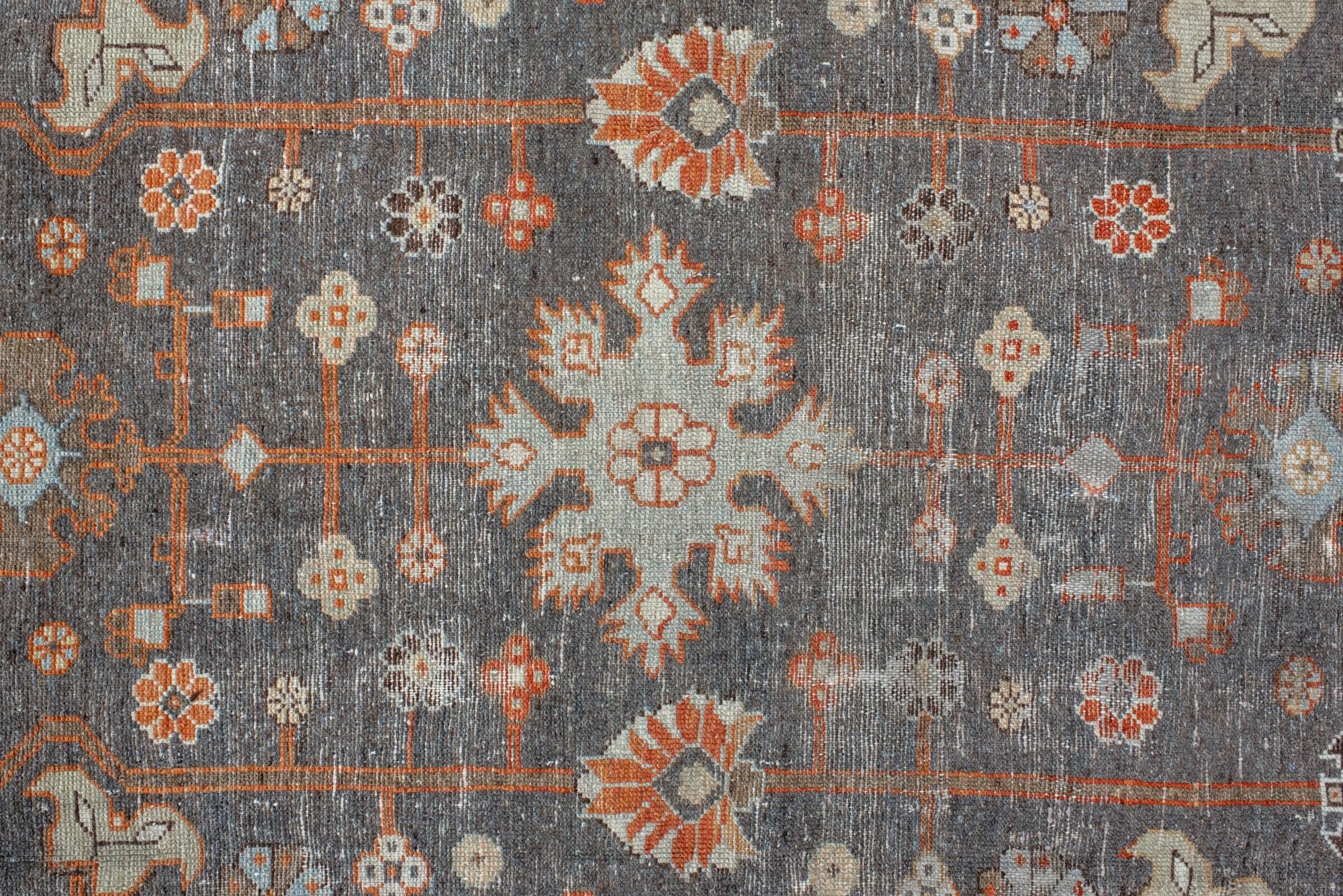 Noué à la main Tapis Malayer ancien vieilli avec champ en ardoise foncée et médaillons arrondis en vente