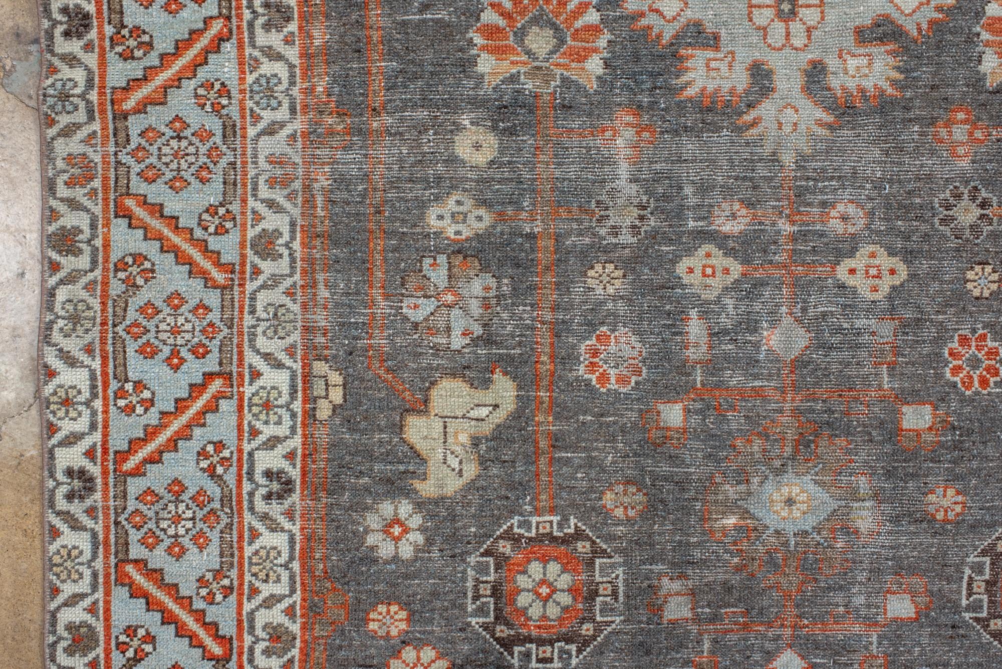Tapis Malayer ancien vieilli avec champ en ardoise foncée et médaillons arrondis État moyen - En vente à New York, NY