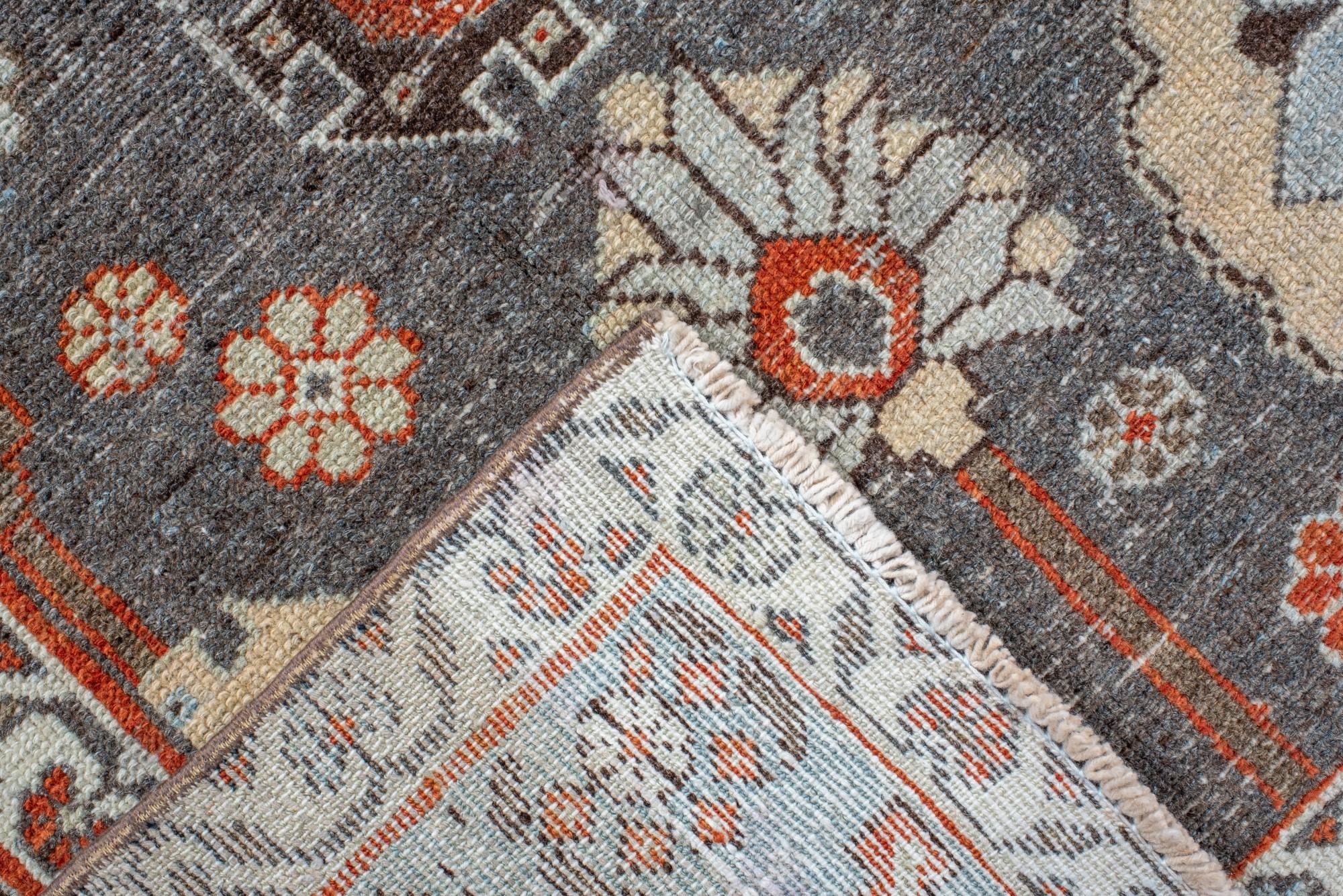 20ième siècle Tapis Malayer ancien vieilli avec champ en ardoise foncée et médaillons arrondis en vente
