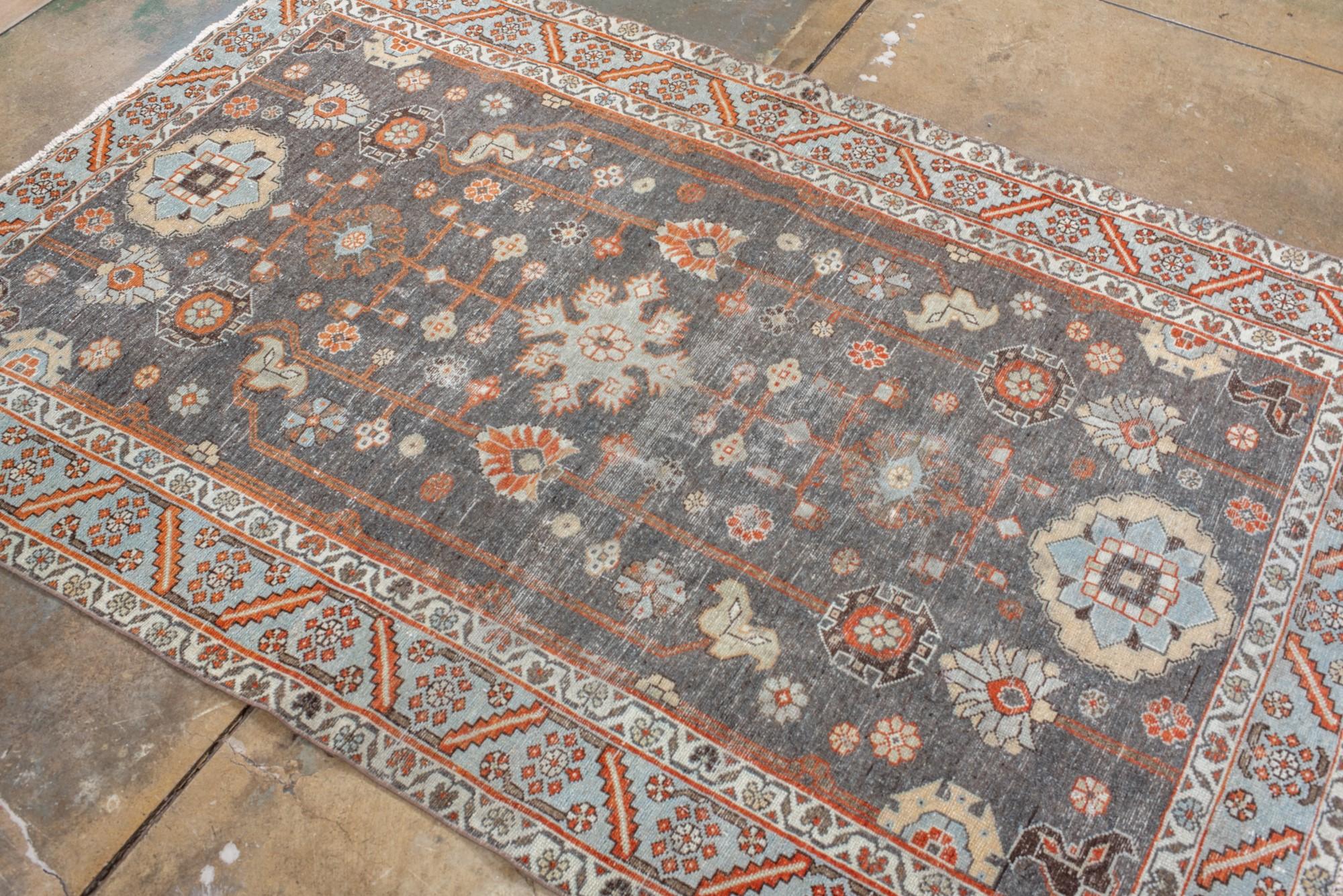 Tapis Malayer ancien vieilli avec champ en ardoise foncée et médaillons arrondis en vente 1
