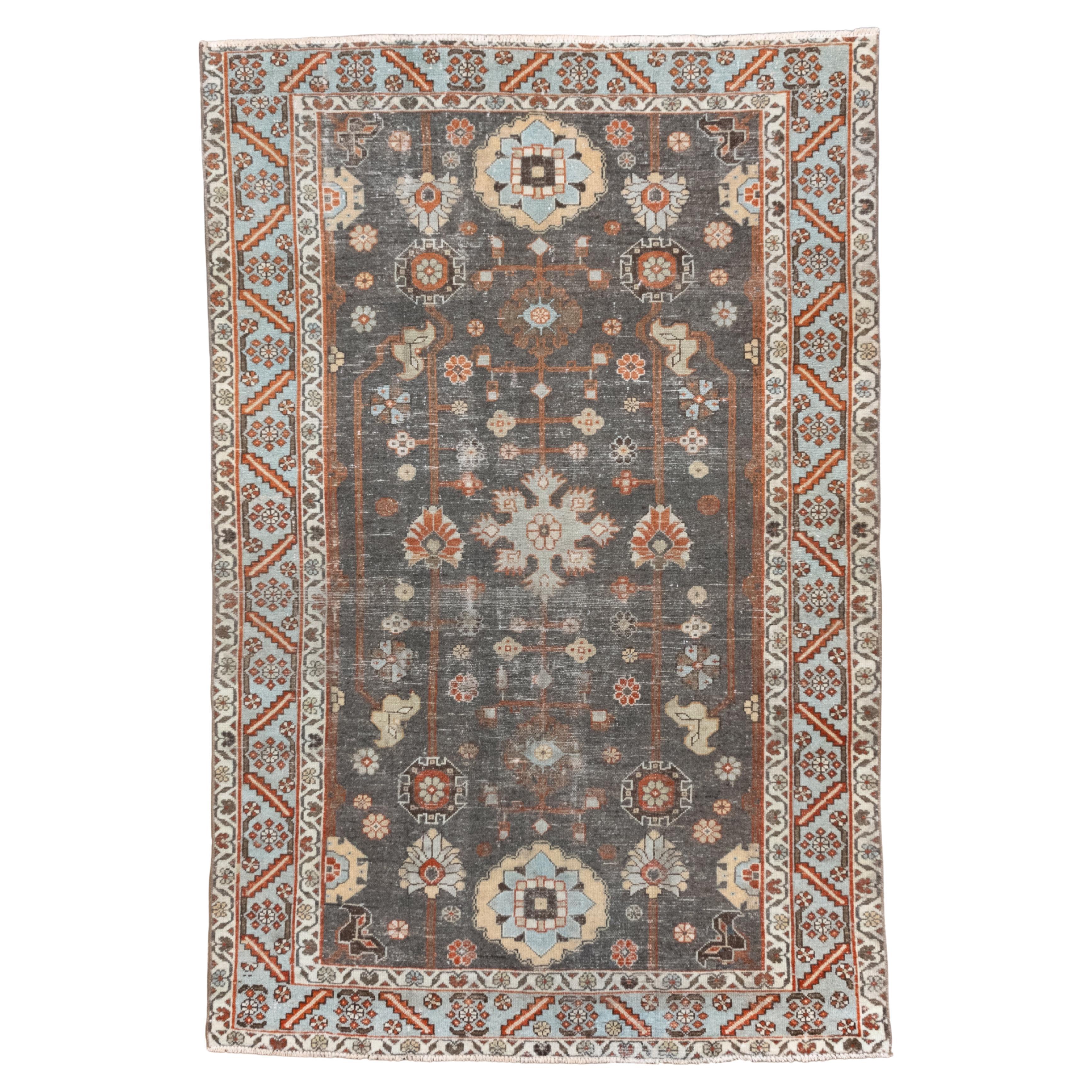 Tapis Malayer ancien vieilli avec champ en ardoise foncée et médaillons arrondis en vente