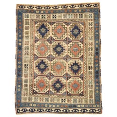 Ancien tapis carré Kazak Moghan Memling Gul vieilli de style tribal moderne