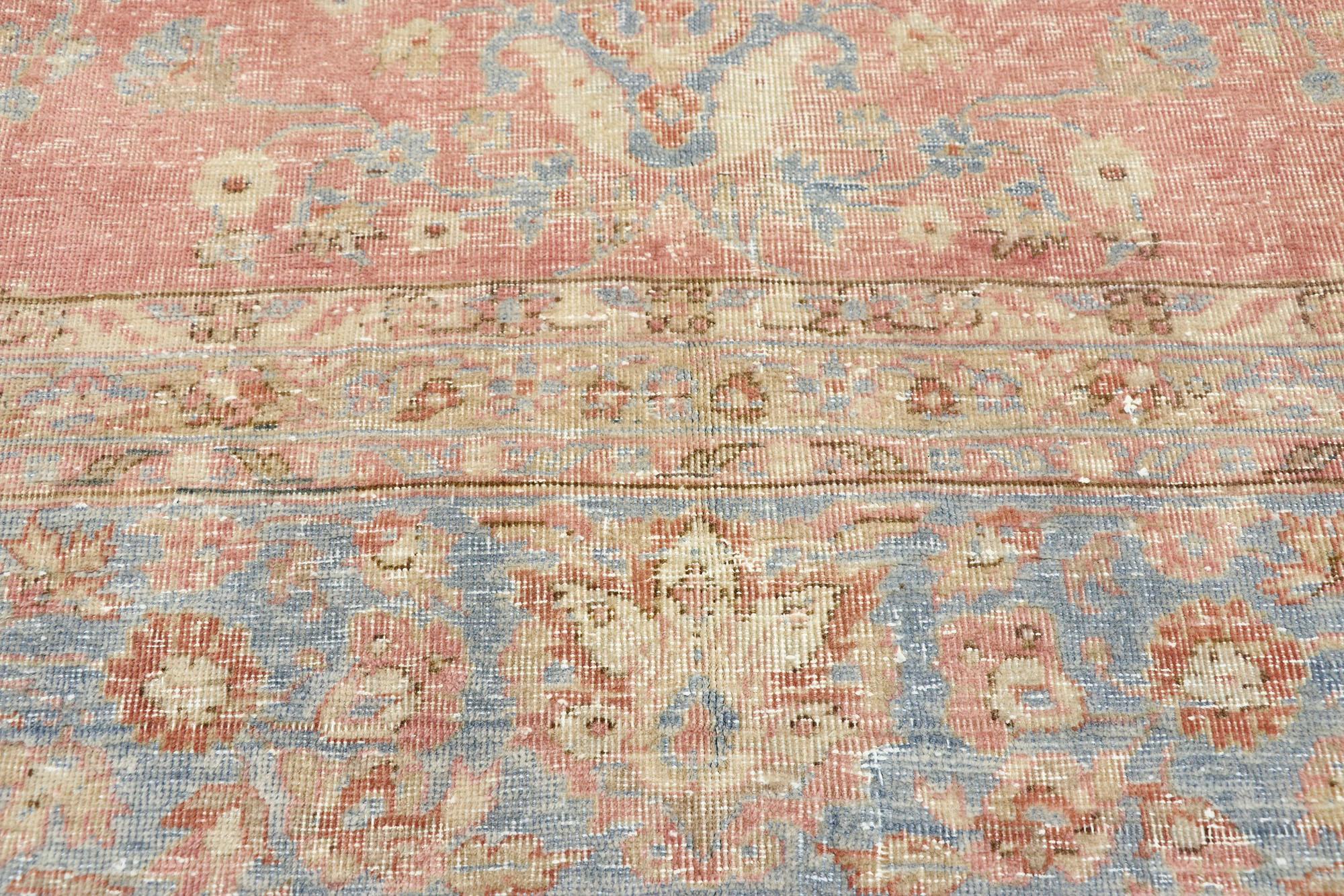 Antiker pastellfarbener Teppich im Regencycore-Stil im Bridgerton-Stil im Used-Look (20. Jahrhundert) im Angebot