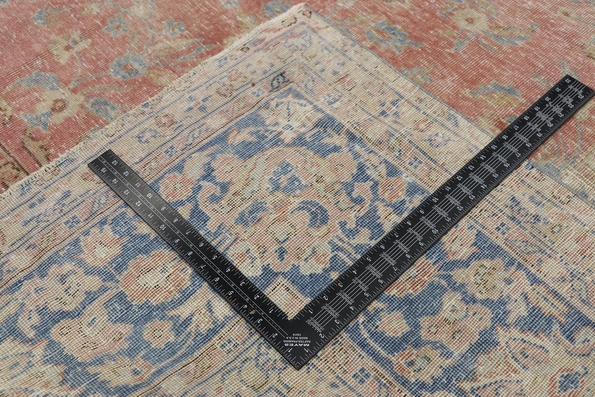Antiker pastellfarbener Teppich im Regencycore-Stil im Bridgerton-Stil im Used-Look (Wolle) im Angebot