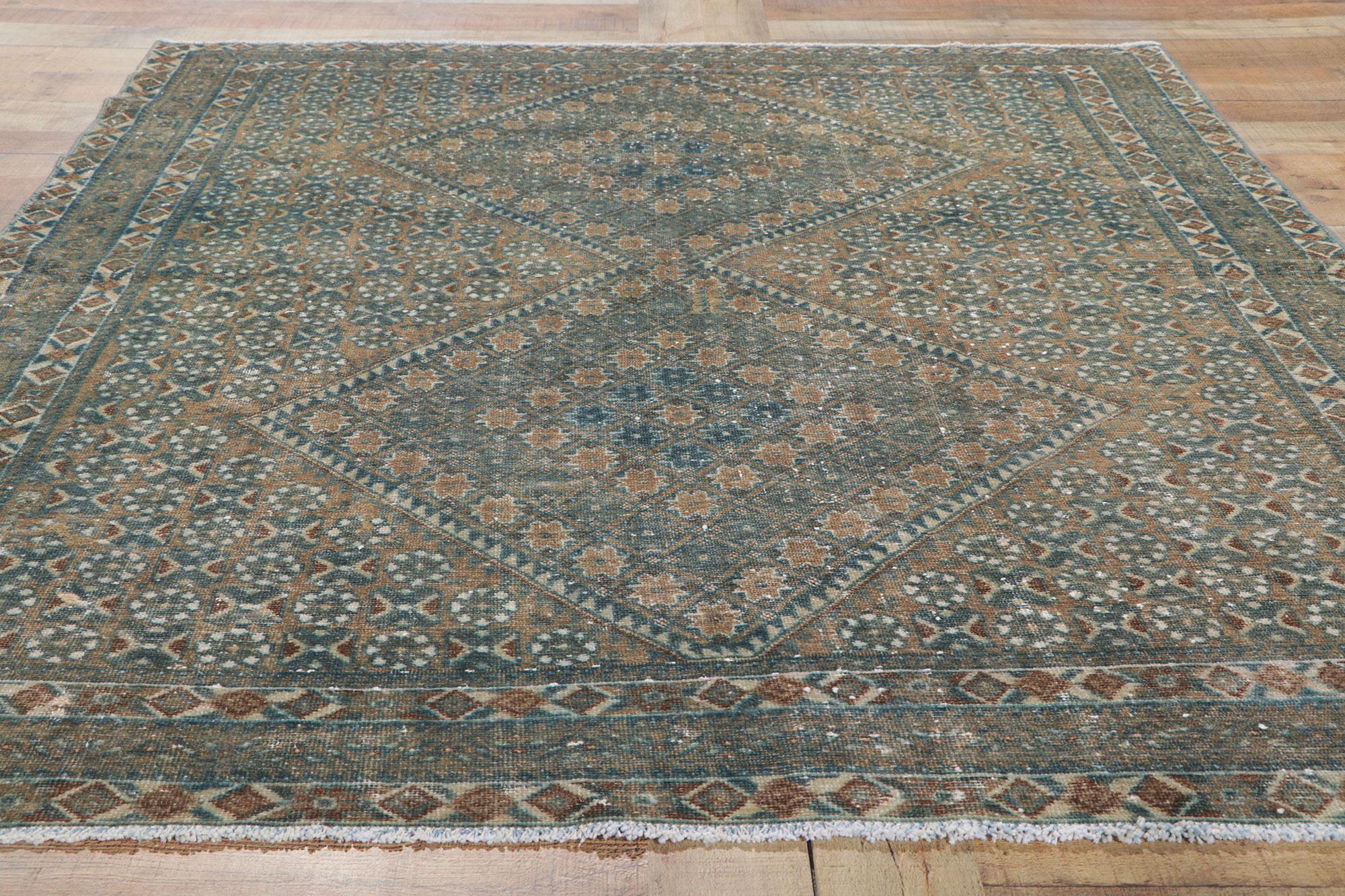 20ième siècle Tapis persan ancien Afshar vieilli et en mauvais état en vente