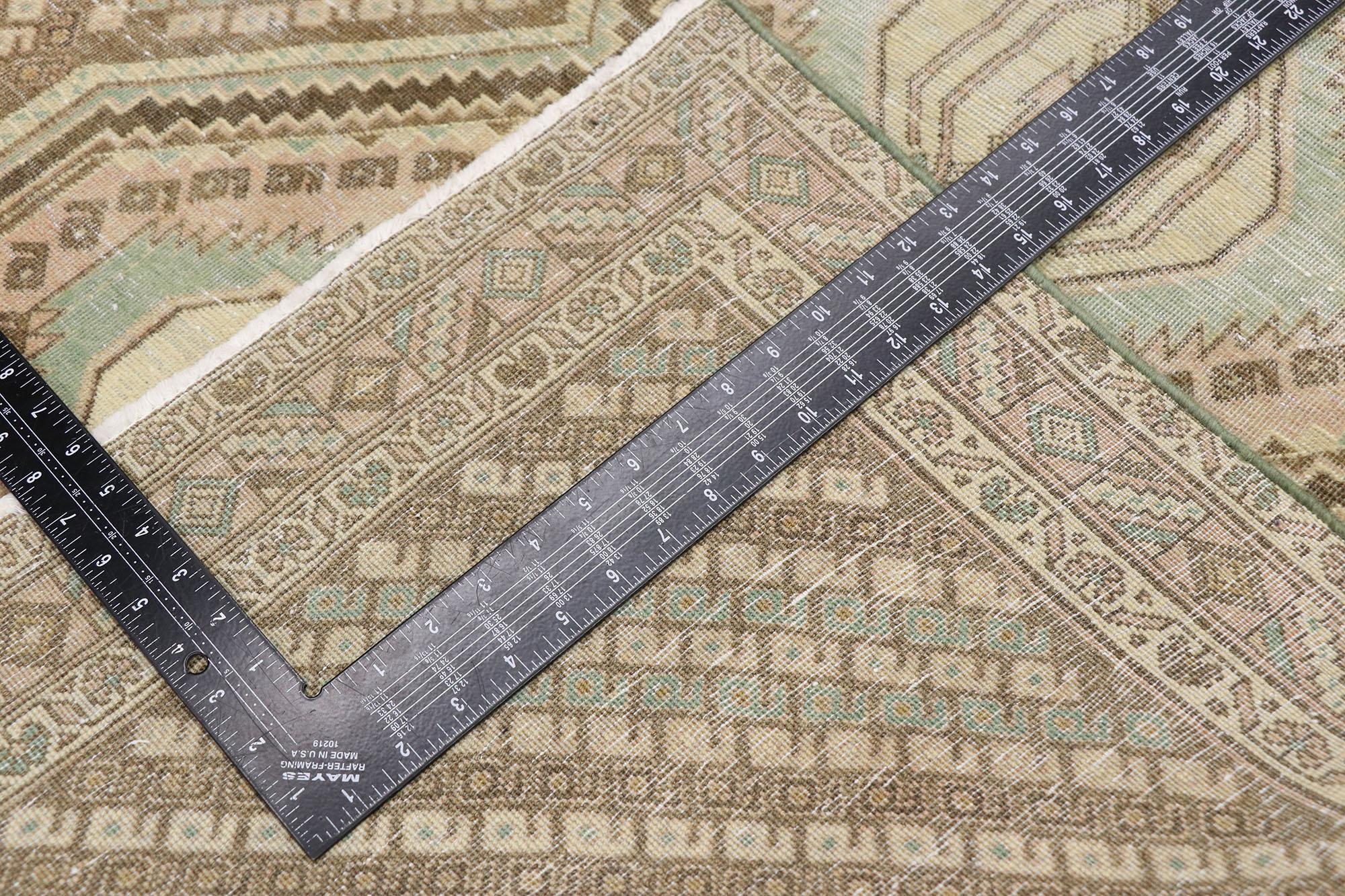 Antiker persischer Afshar-Stammesteppich im Used-Stil mit Boteh-Design, im Used-Stil (Handgeknüpft) im Angebot
